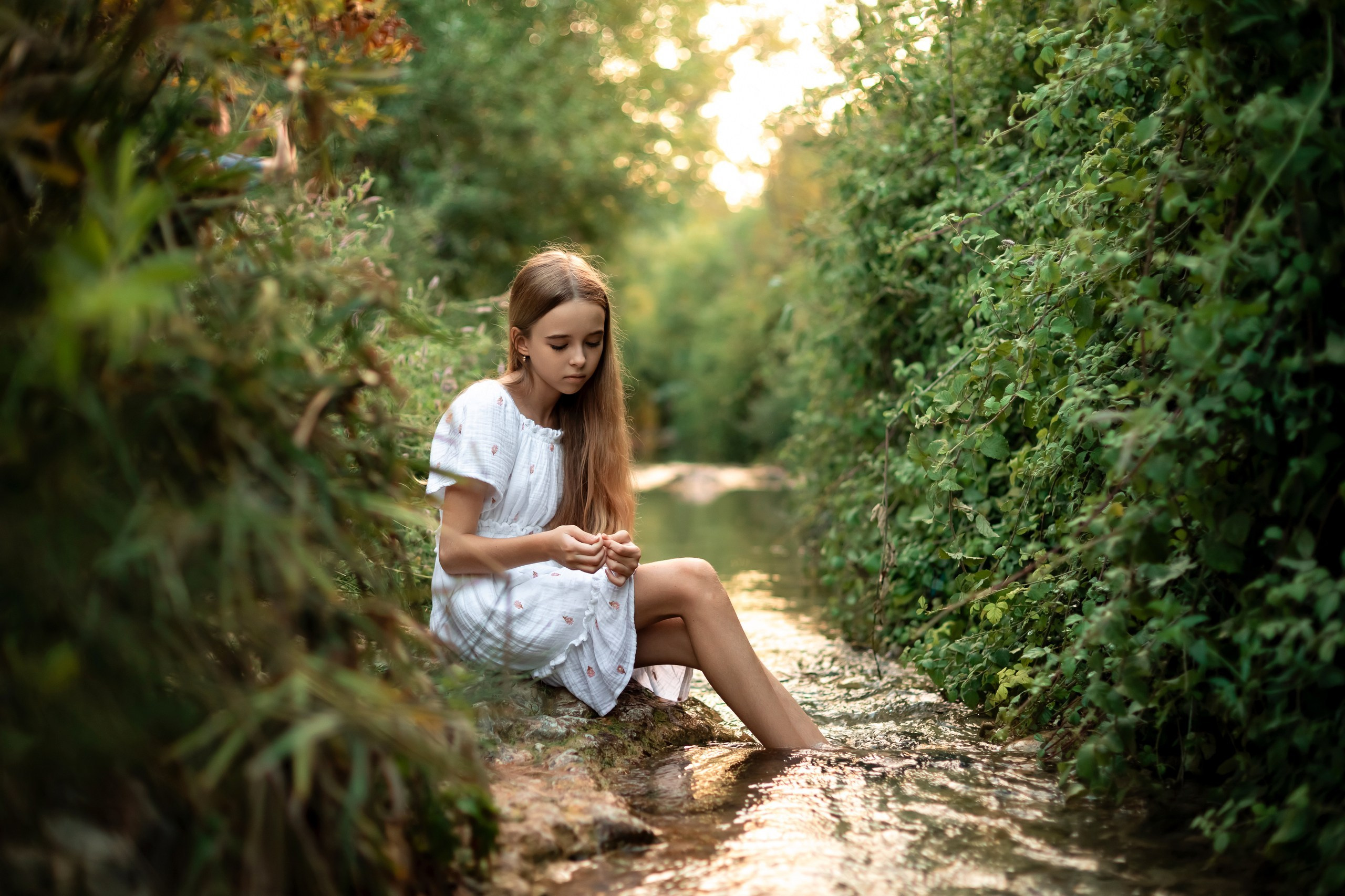 Нежная детская фотосессия у ручья Нахаль Кзив на севере Израиля