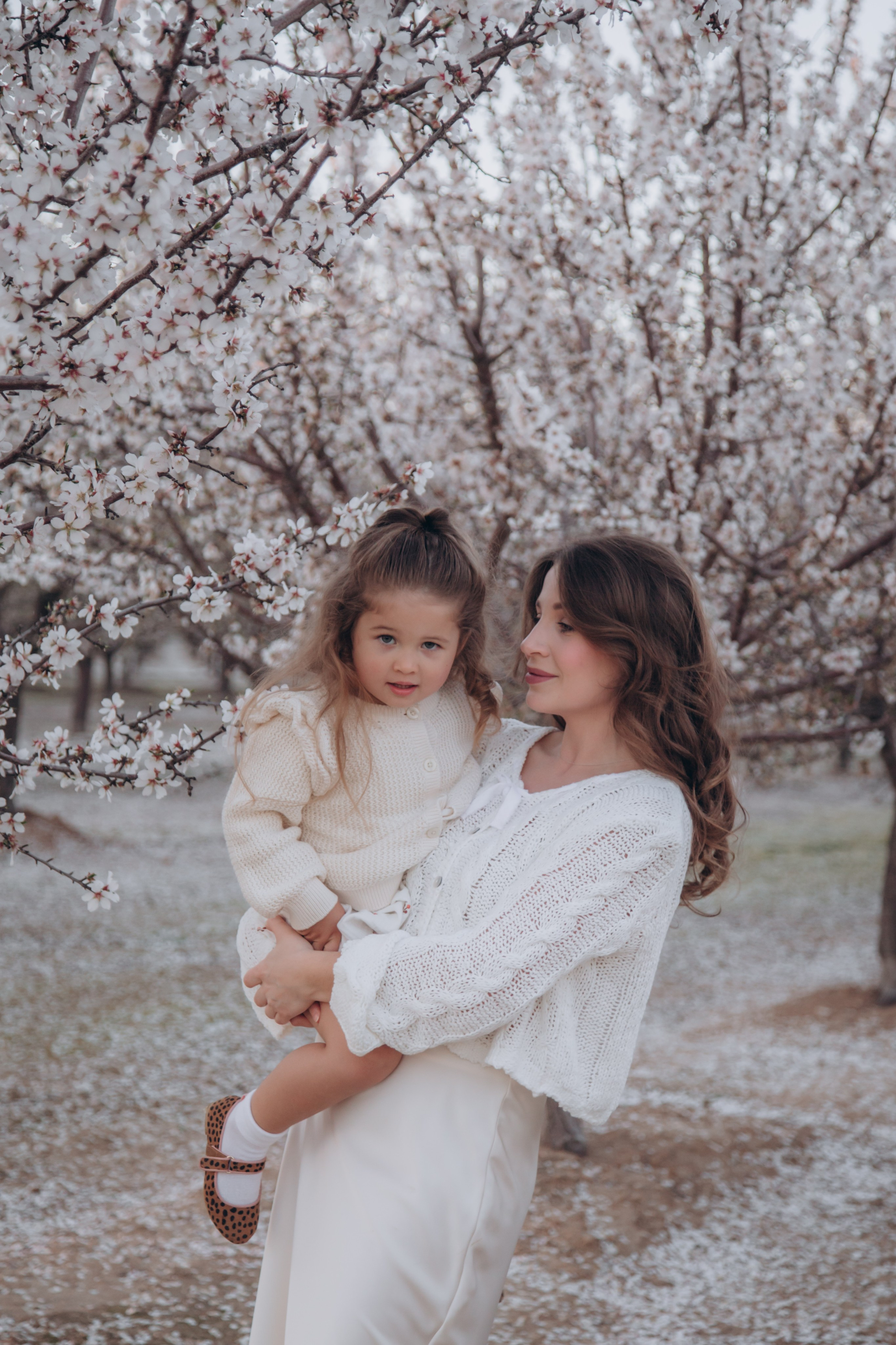 Family in nature. Family and children’s lifestyle photographer Elena Tumanova