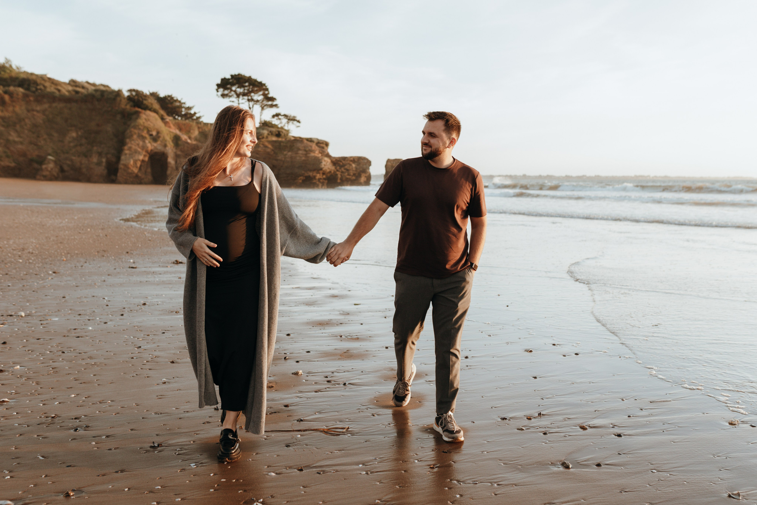 Sunset maternity photoshoot. Annah Louwagie — Lifestyle photographer for couples, families & brands | France & worldwide