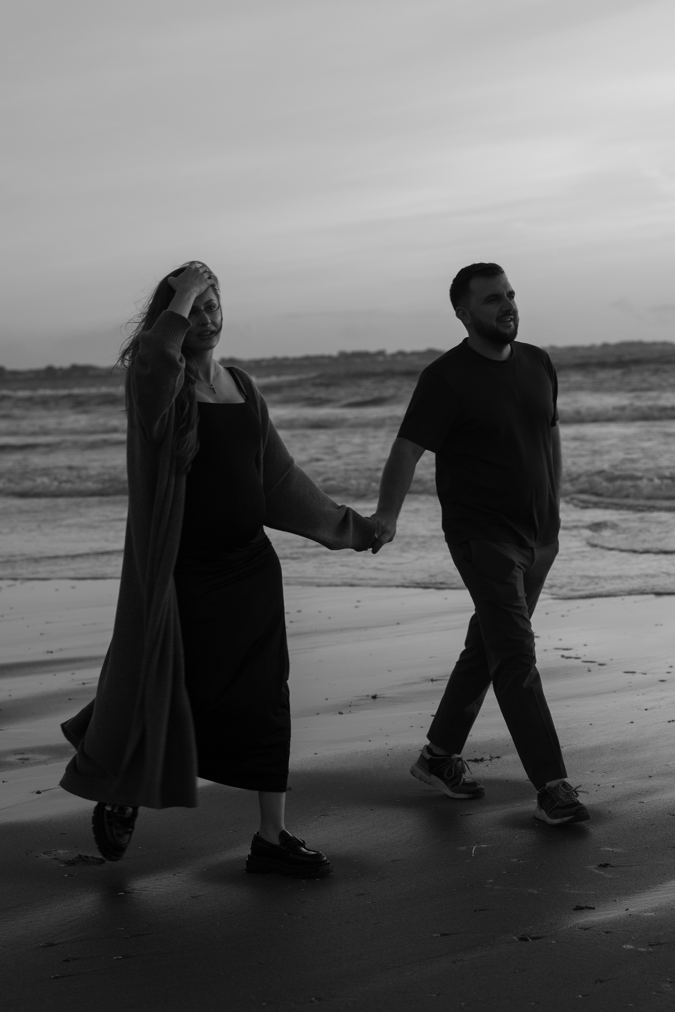 Sunset maternity photoshoot. Annah Louwagie — Lifestyle photographer for couples, families & brands | France & worldwide