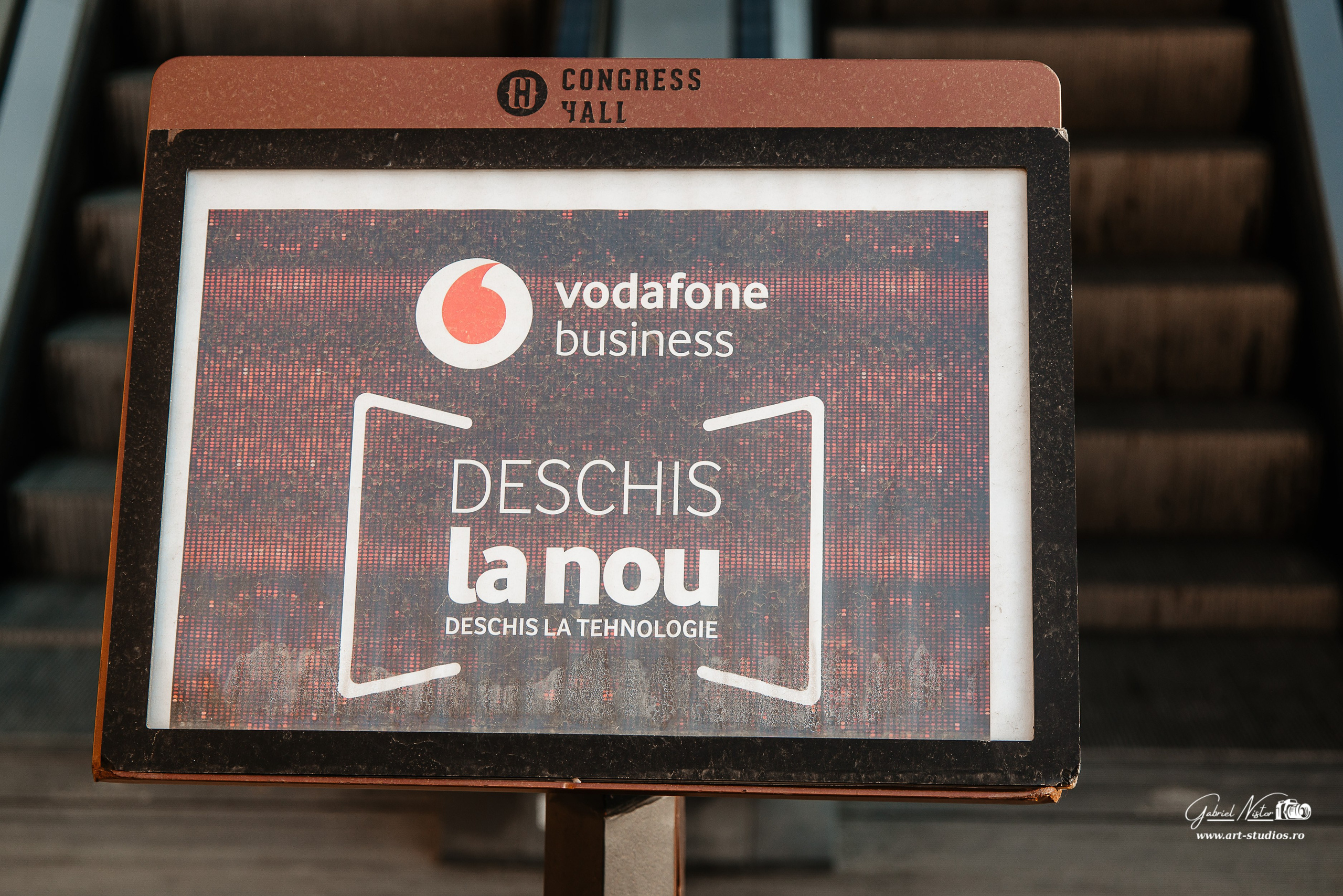 Vodafone - Deschis la Nou. Gabriel Nistor Art-Studios — Photographer / Videographer Iasi