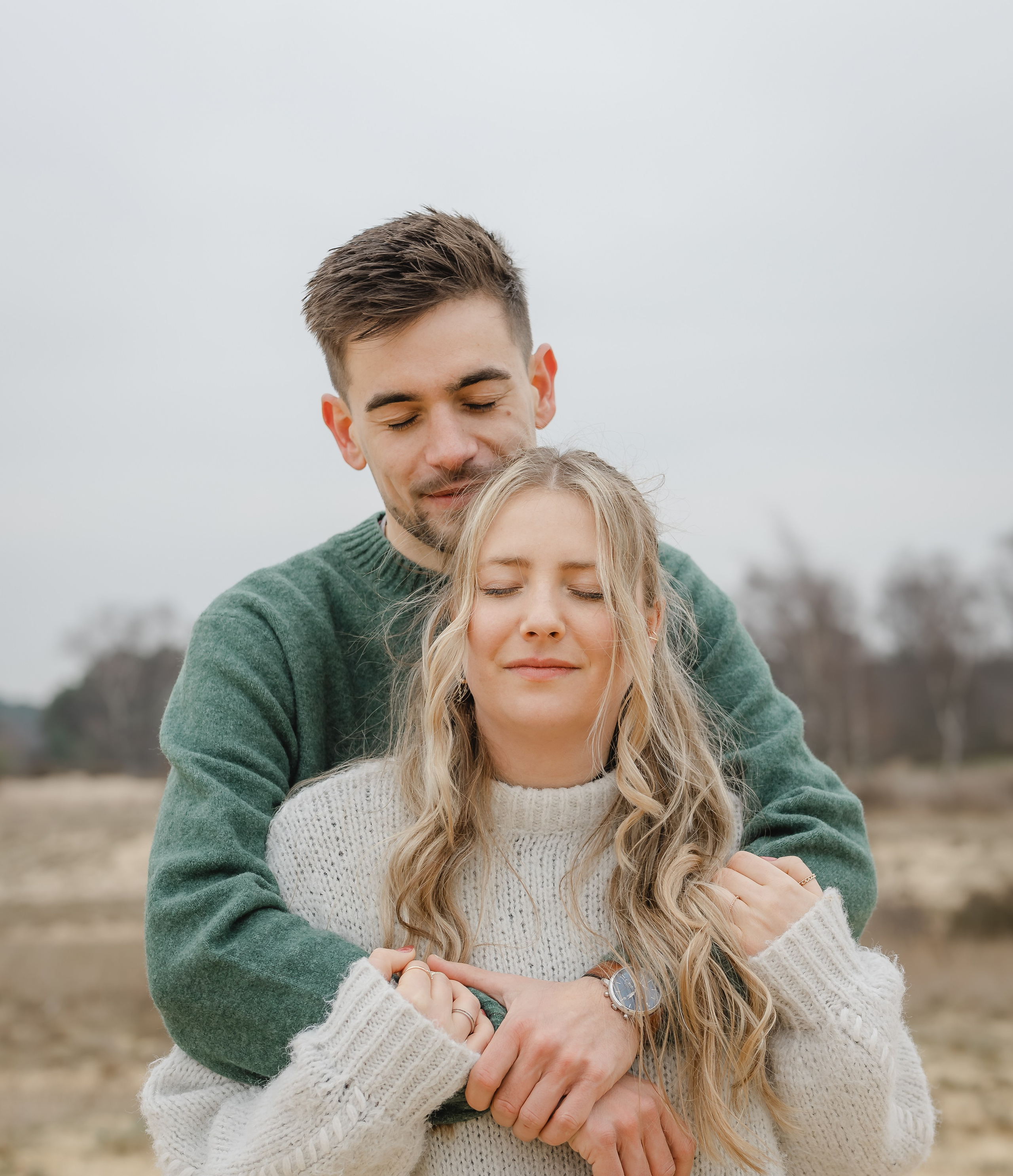 Kapture Fotografie - Verliefd stel geniet van een ontspannen koppelshoot, vastgelegd in een warme en natuurlijke stijl.