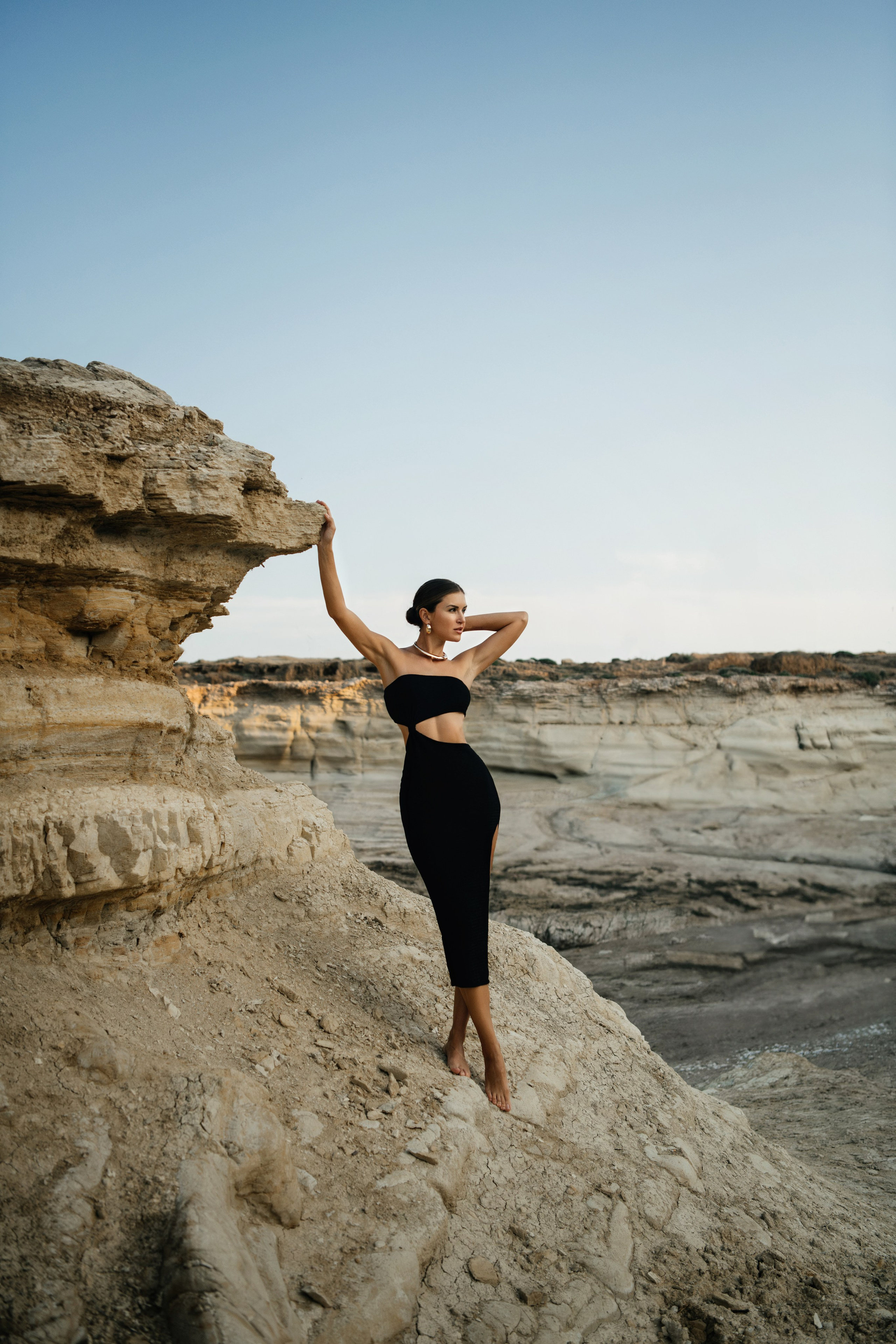 На скалах. Фотограф на Кипре