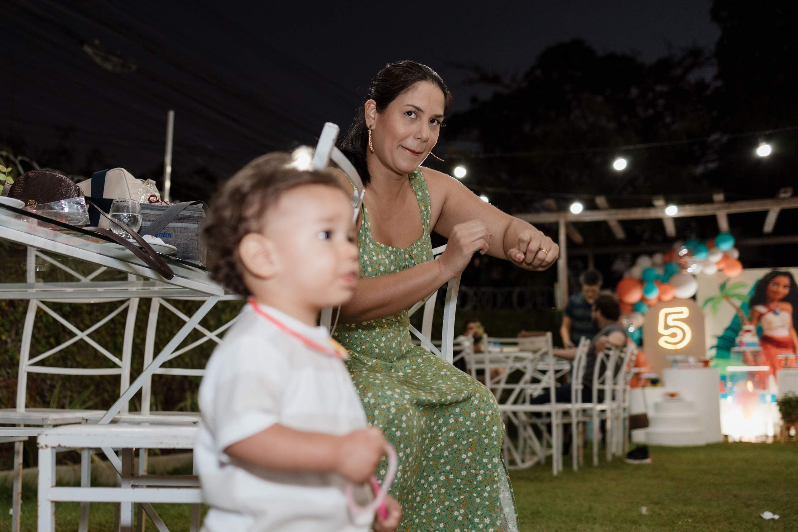 Crianças brincando em festa de aniversário ao ar livre