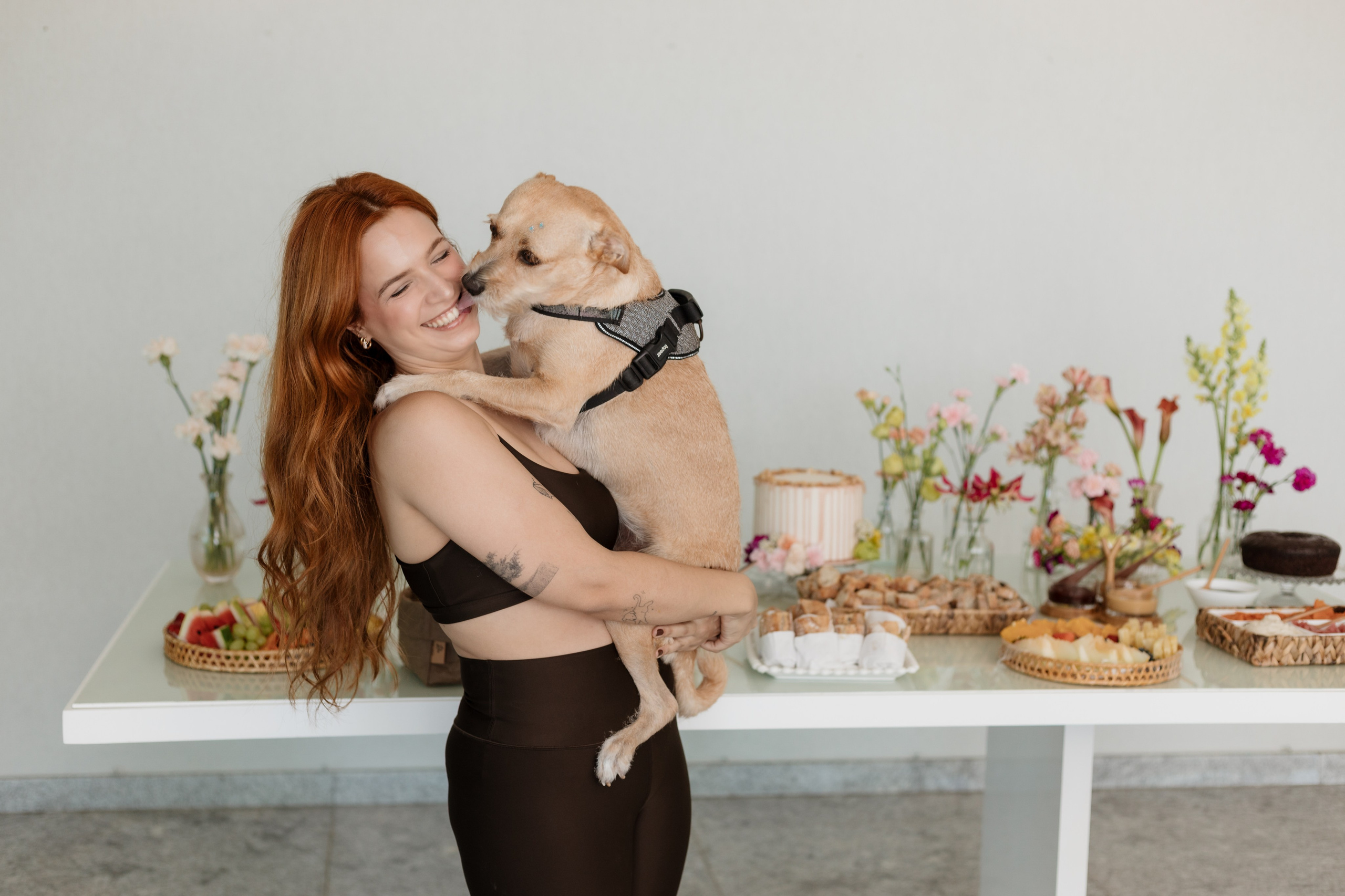 Mulher com cachorro comemorando aniversário de 30 anos