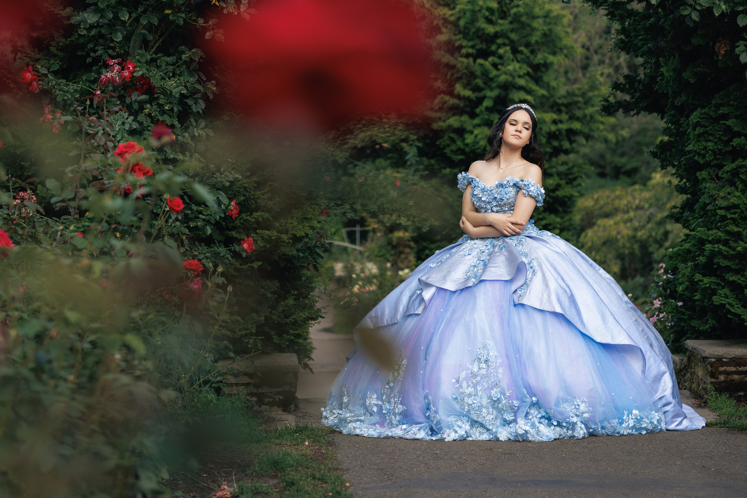 Quinceañera rose garden photoshoot  en  Portland Oregon capturada por Héctor Salazar Photography