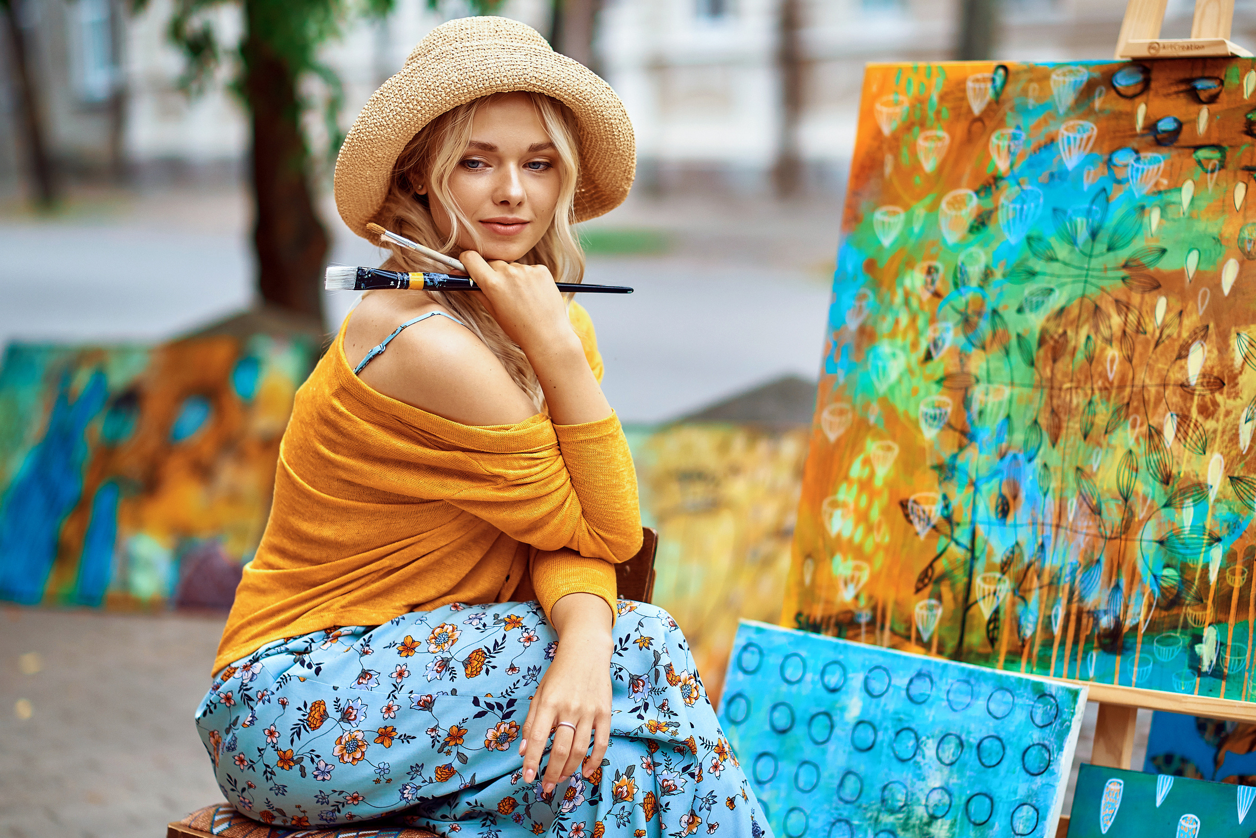 девушка и картина