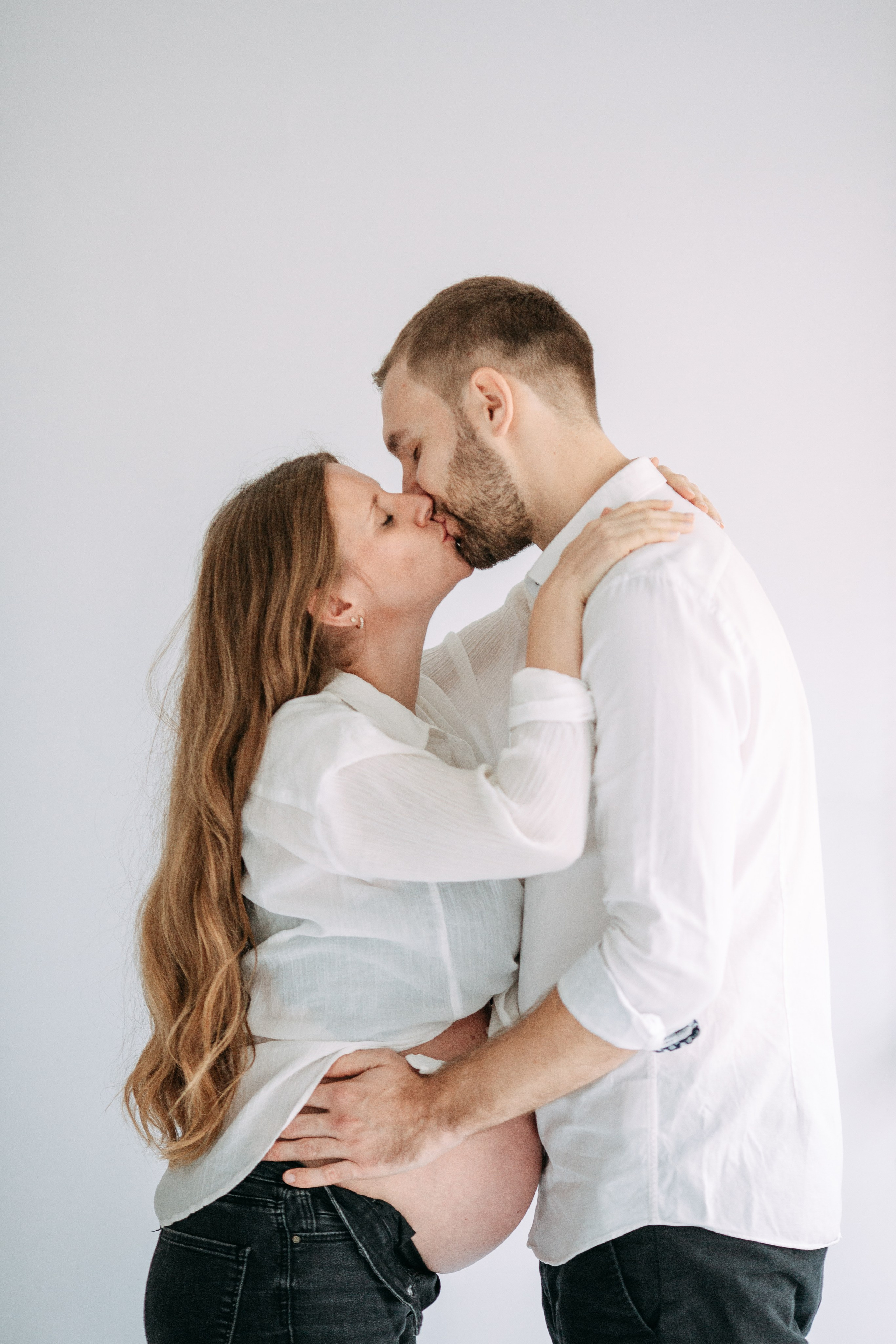 Babybauch-Shooting in Münsingen mit Hund 🐾. Professionele fotografin in Münsingen Olesia Wegele