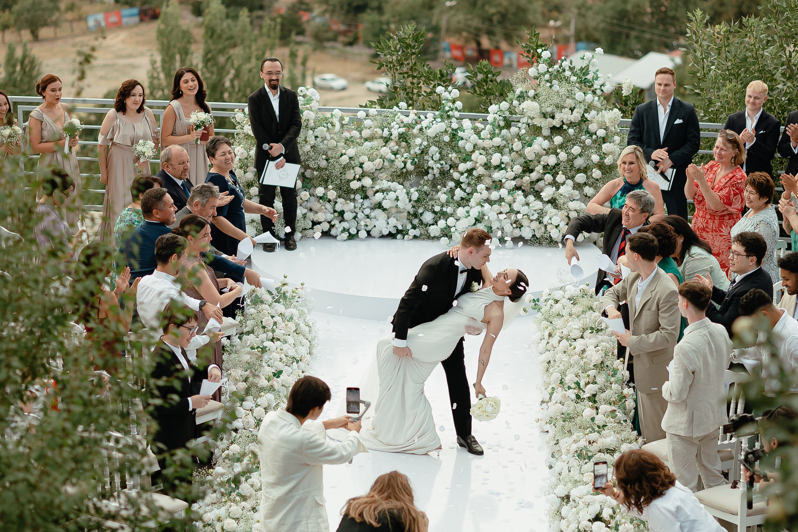 Thomas & Suyumbika. Главная