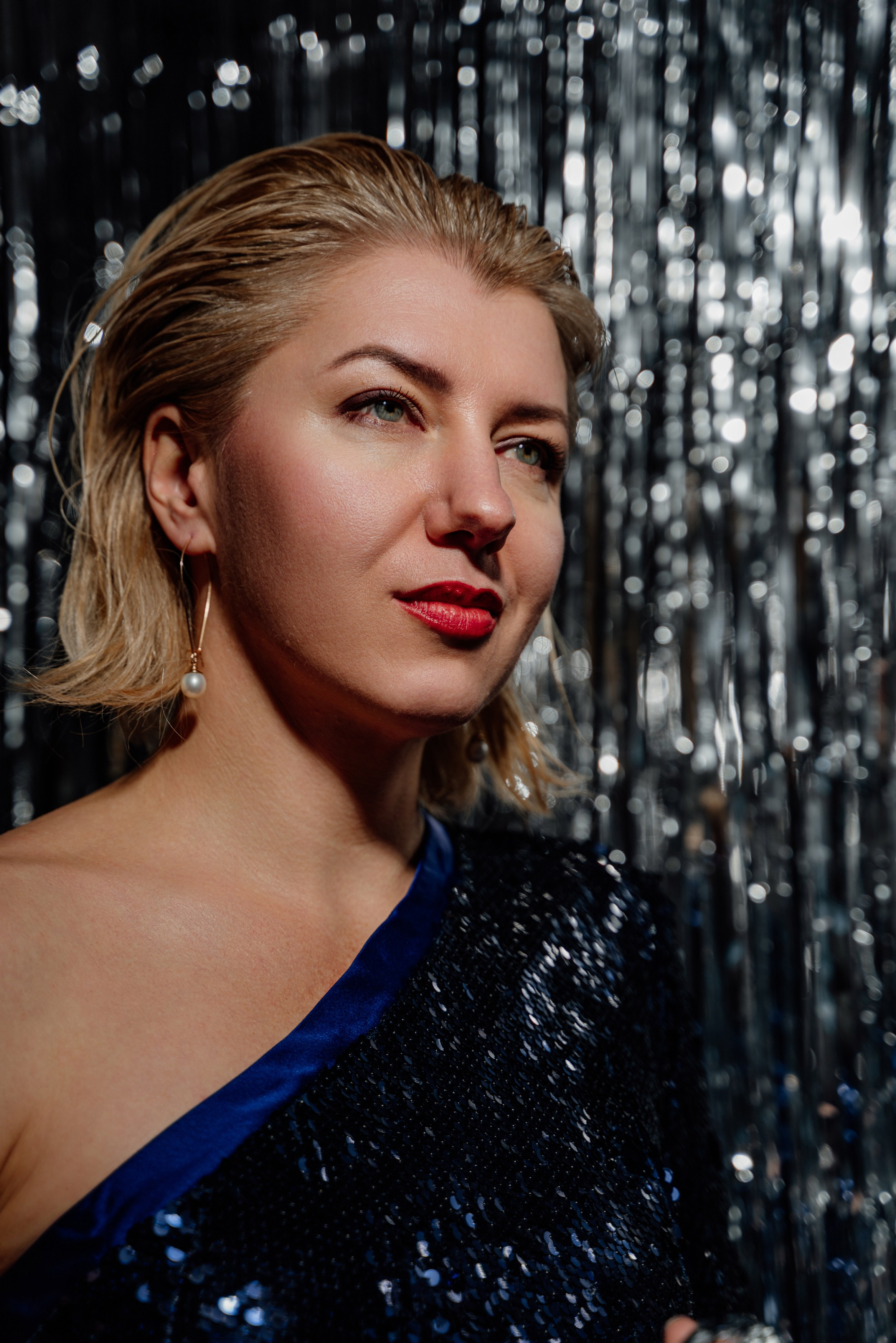 Christmas photo shoot in London, Christmas photo shoot without a Christmas tree, Christmas photo shoot without a Christmas tree, photo shoot with glittery tinsel