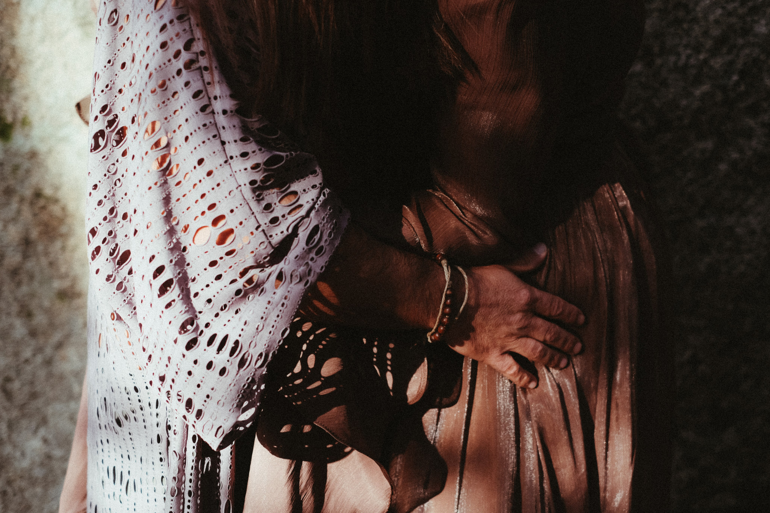 boho inspired pre wedding session surrounded by trees in Portugal