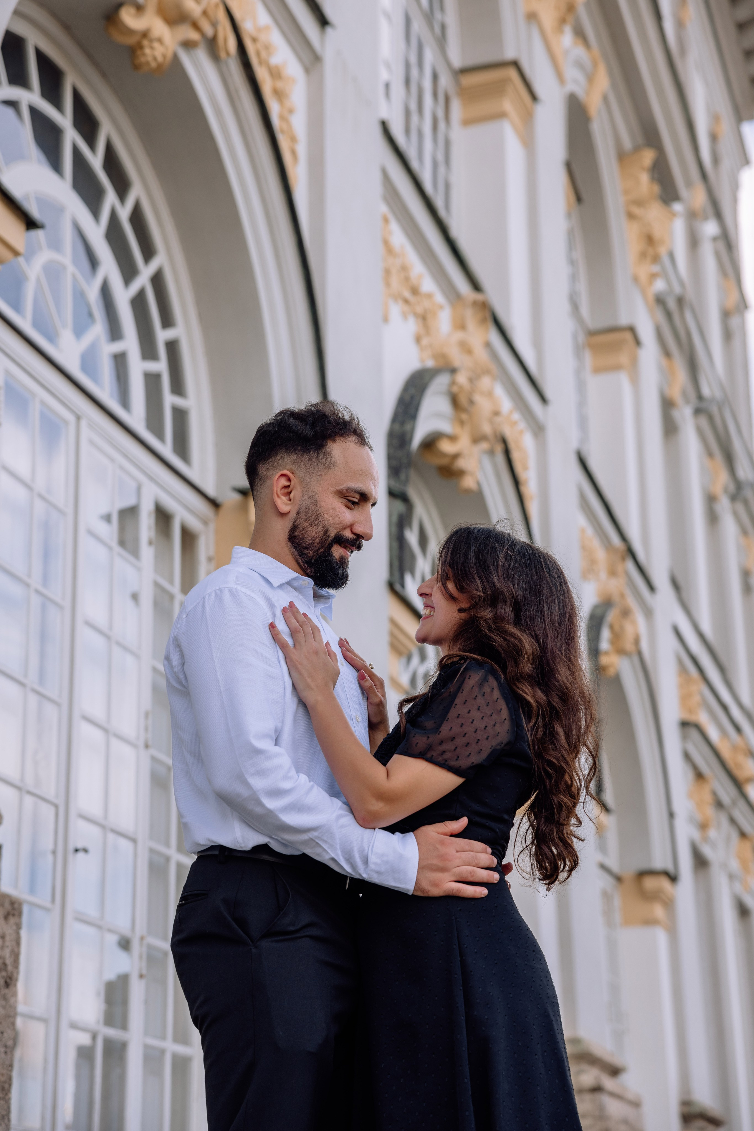 Paar tanzt lachend vom dem Schlossplatz Nymphenburg