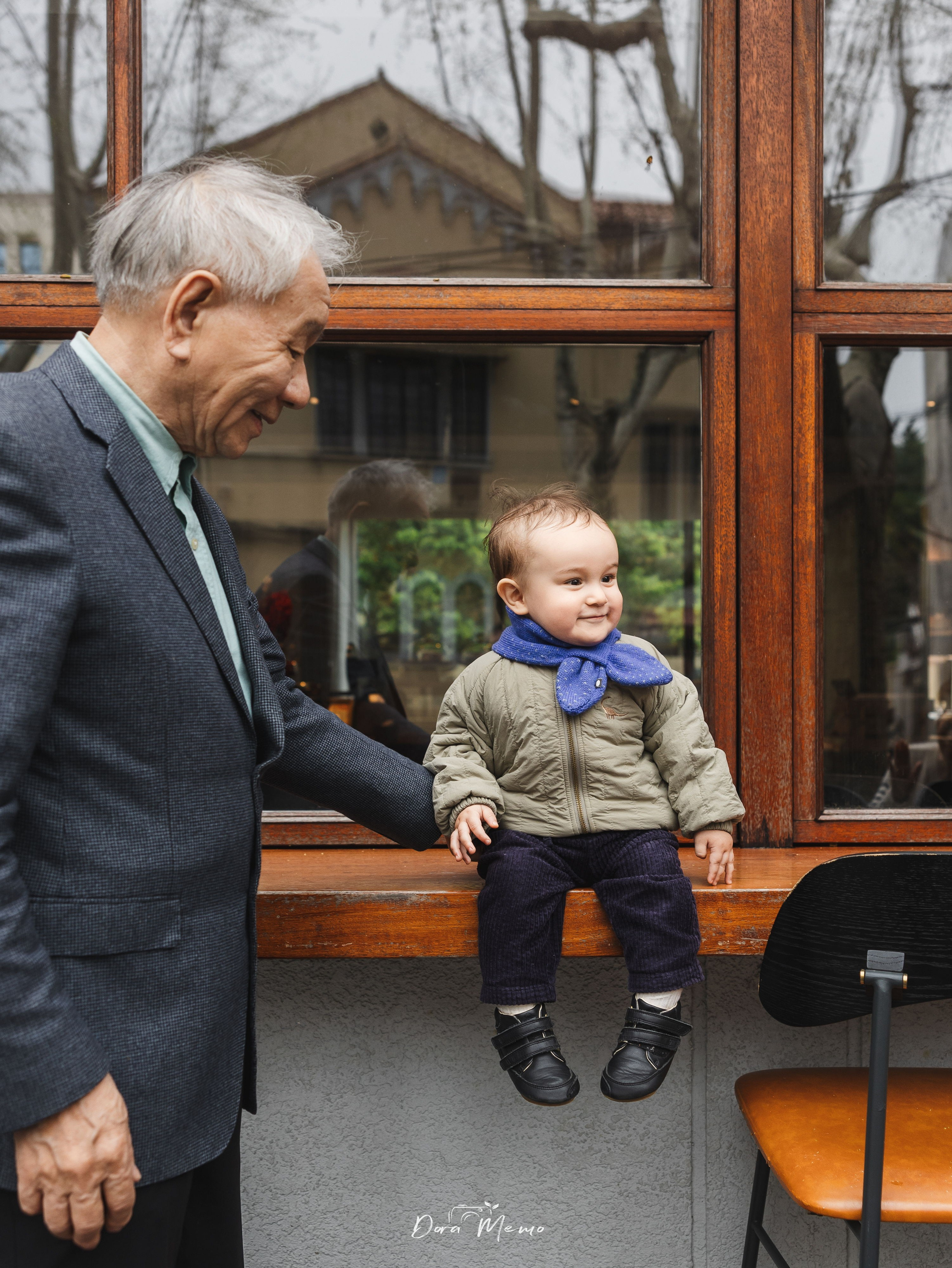 On the streets of Shanghai, the baby is taking a walk and playing with grandpa.