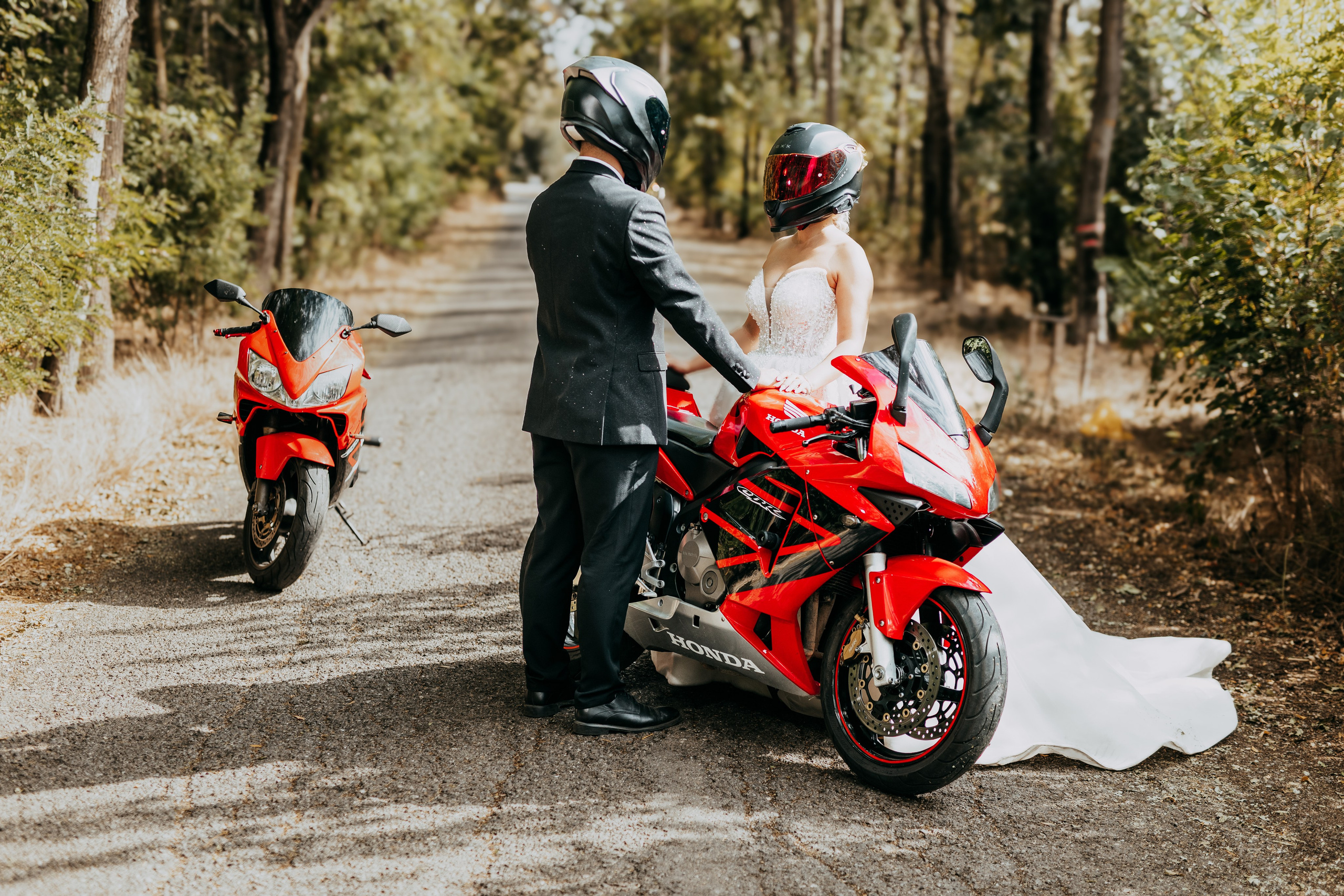 Trash the Dress cu motocicliști — ședință foto de poveste. Lucian Dedeu — Fotograf de nuntă și eveniment