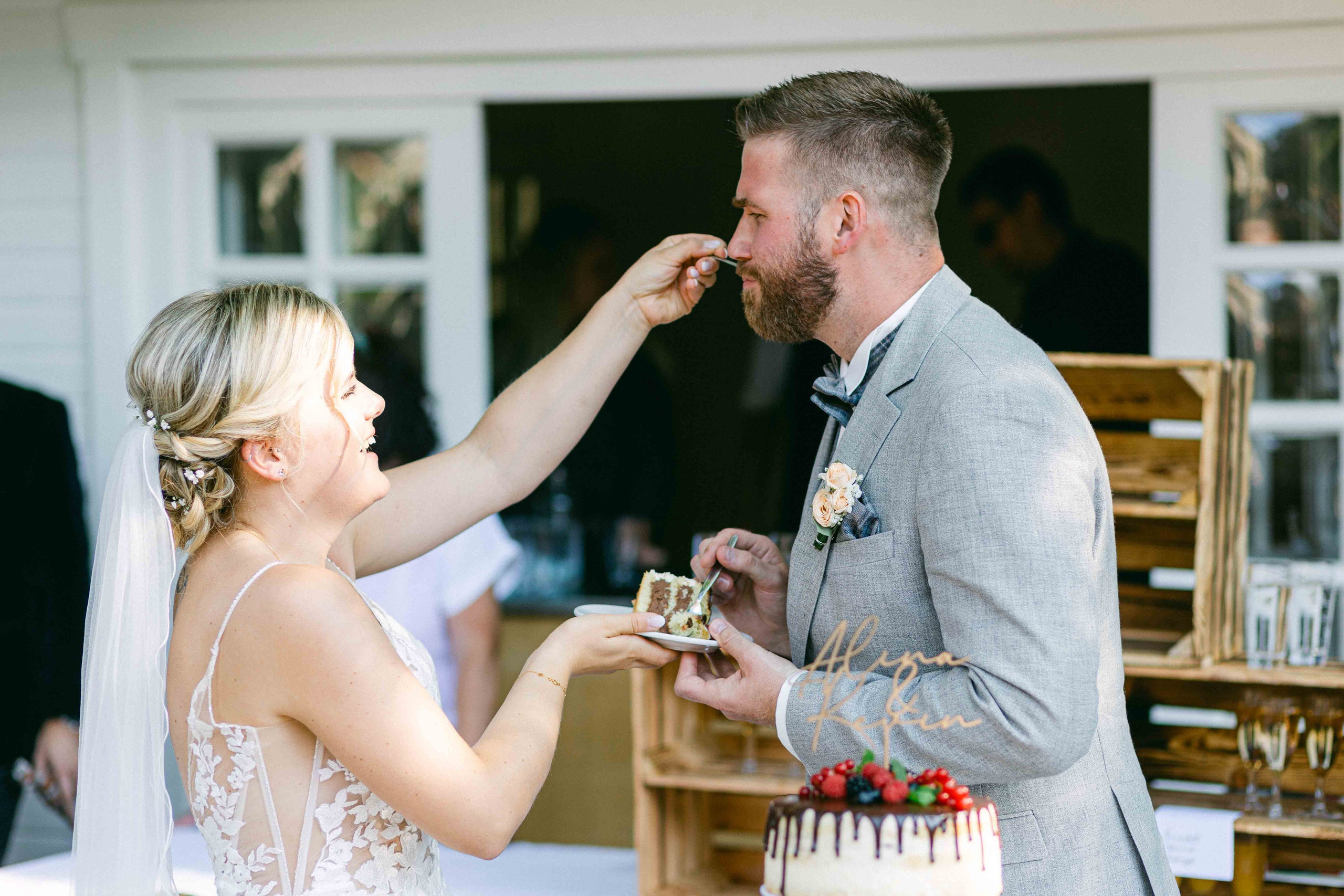 Tortenanschnitt bei Hochzeit im Rittergut Voldagsen