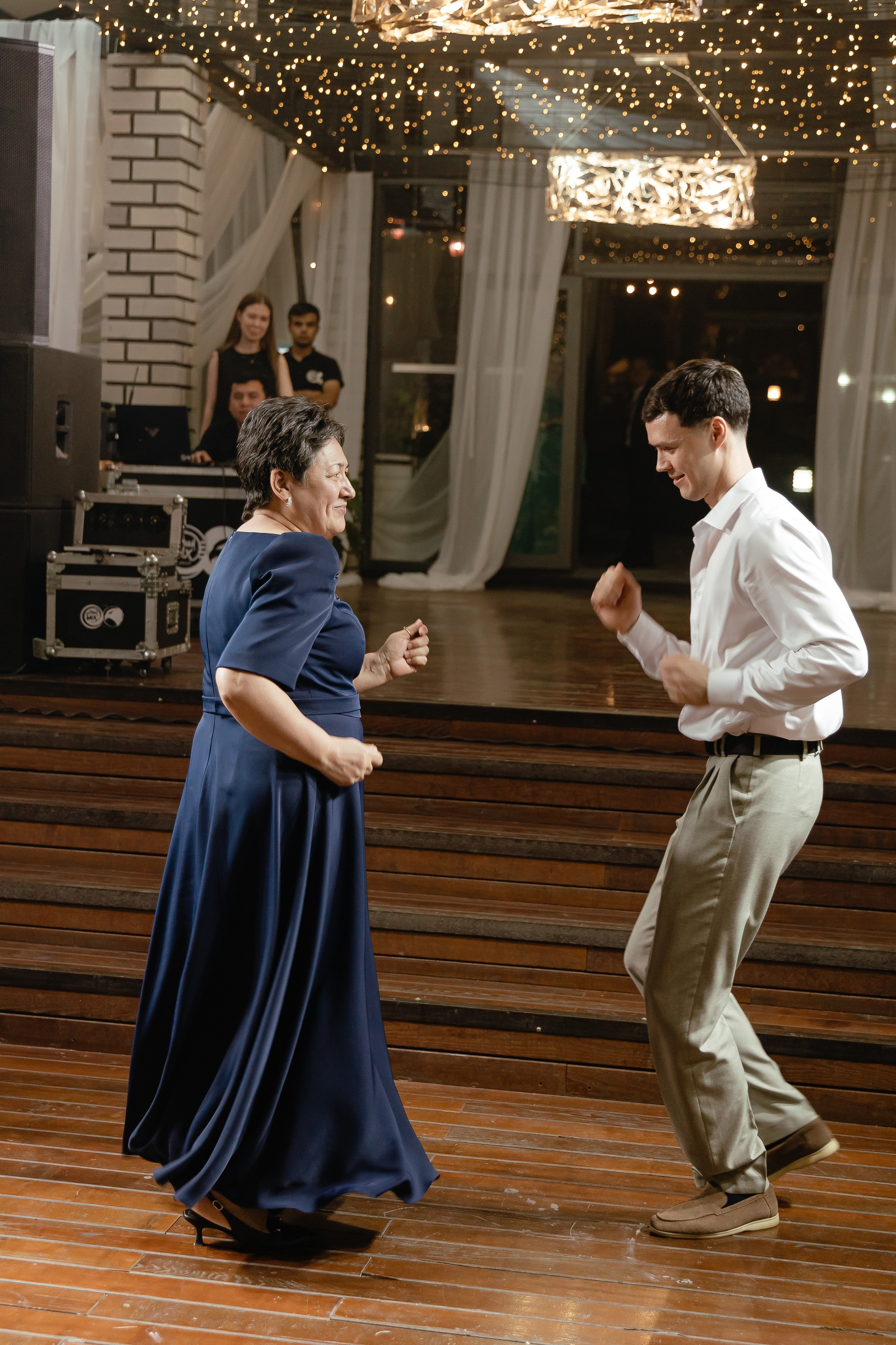 Thomas & Suyumbika. Главная