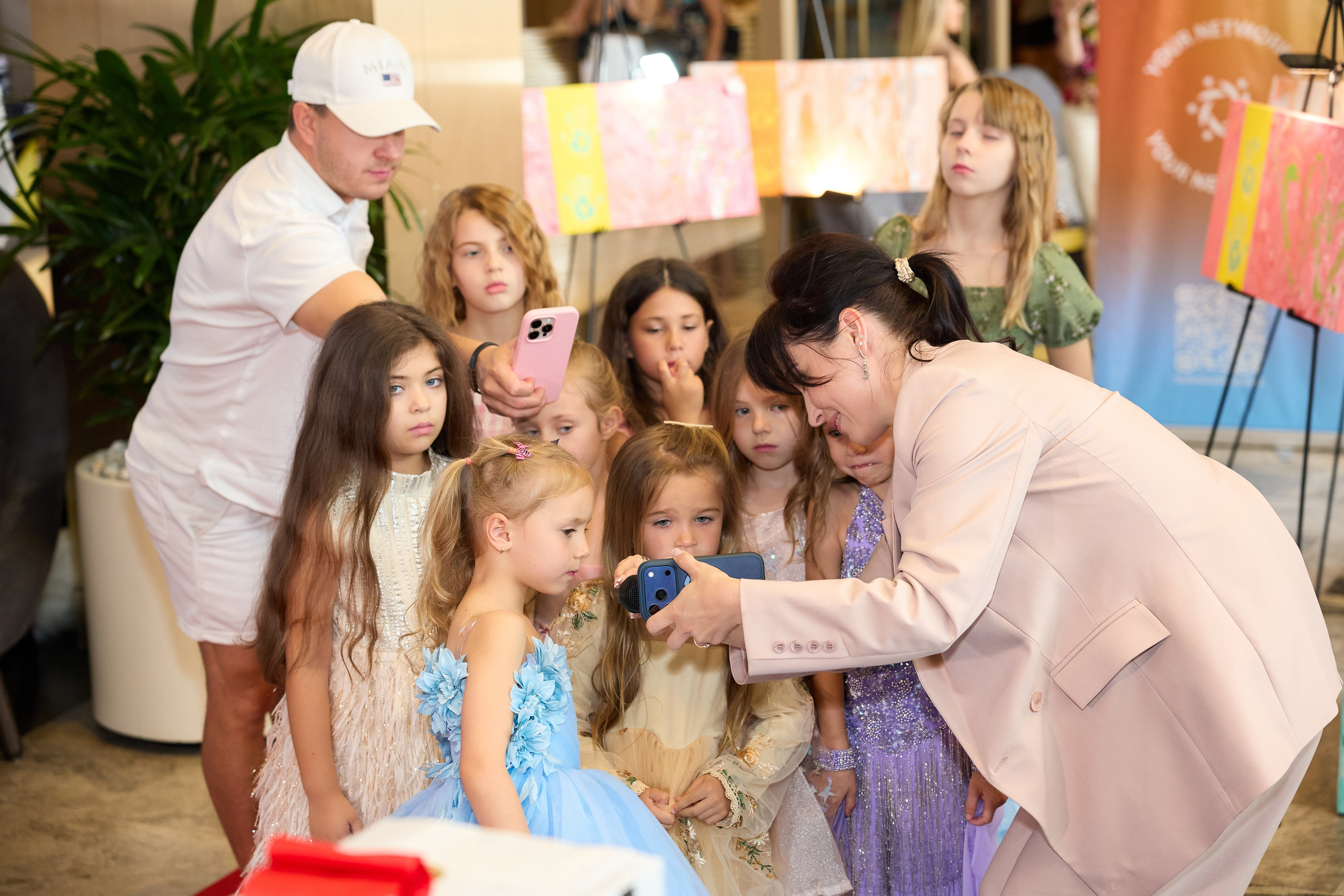Авторская благотворительная художественная выставка Дианы Бортник. Фотограф Юлия Маковеева