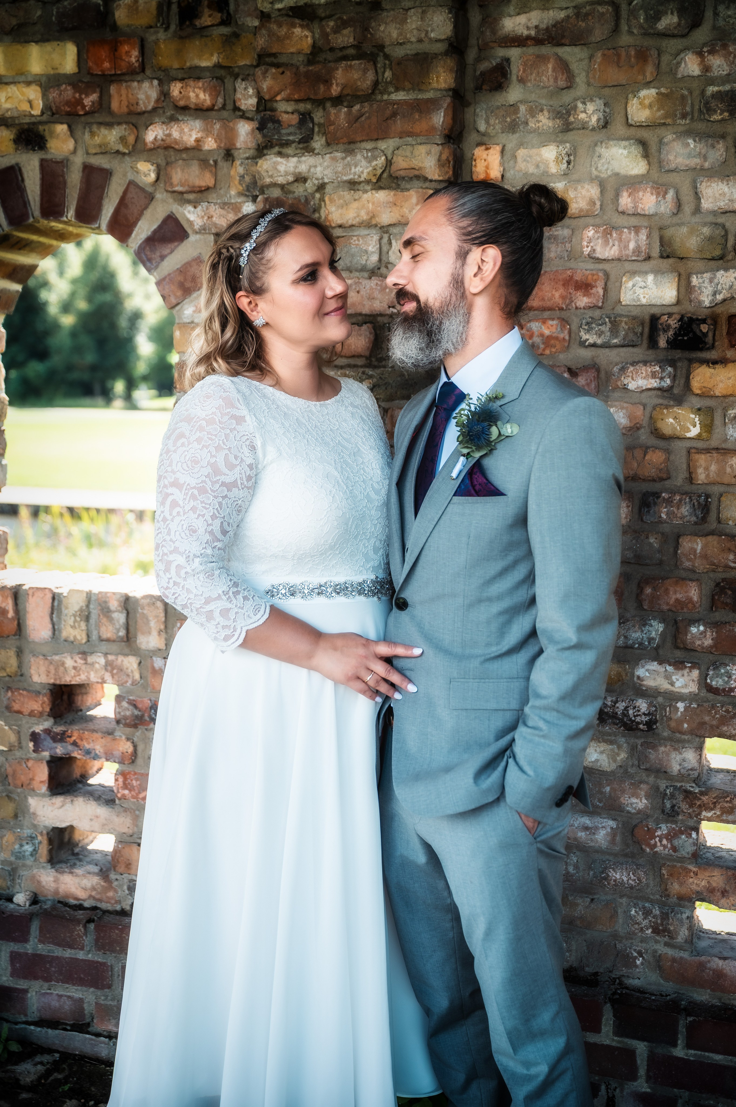 Hochzeitsfotograf Berlin, Verliebtes Brautpaar beim Paarshooting nach der Hochzeit in Berlin