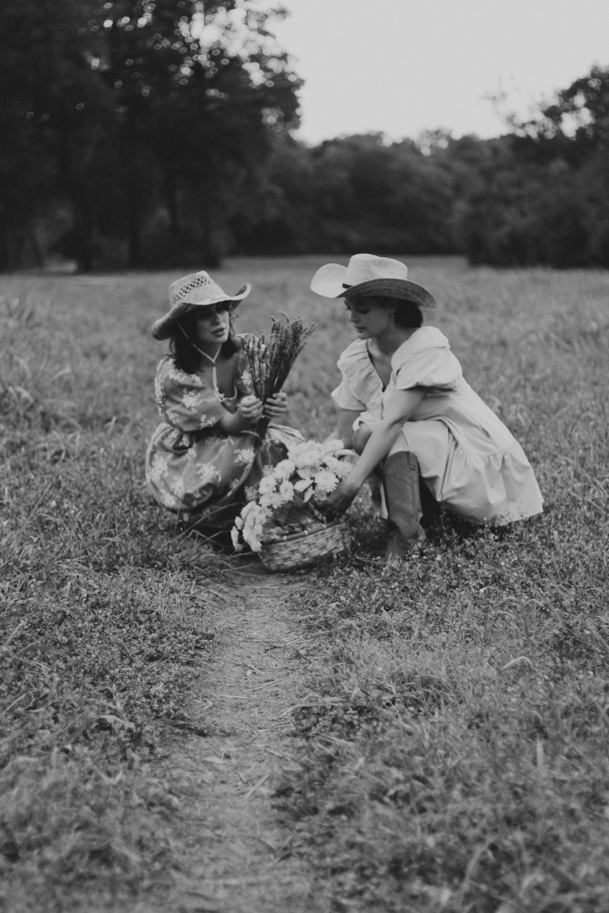 Countryside cowgirl-style portrait photoshoot. Lana Petrychenko — Portrait & Family Photographer. Valencia, Spain