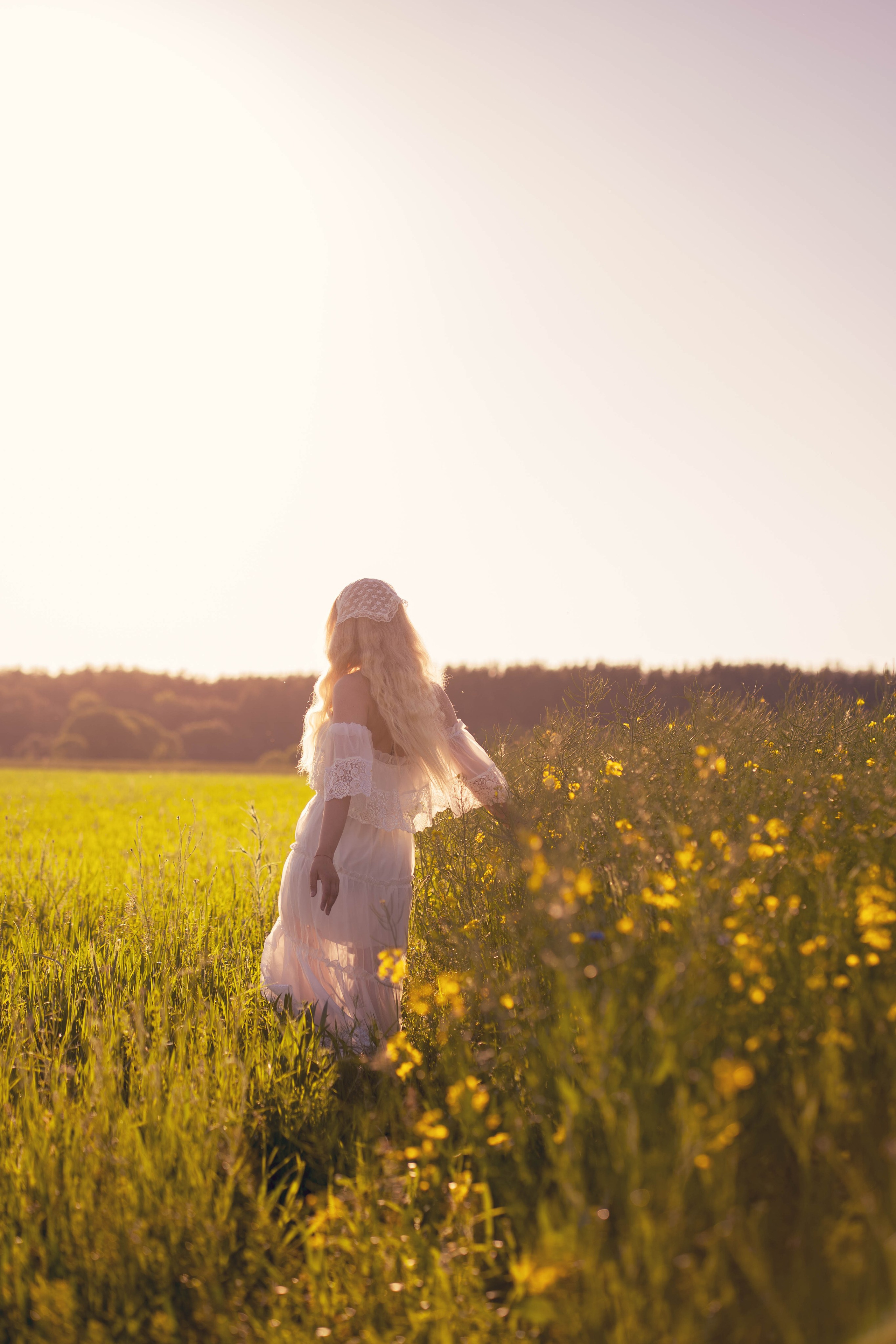 Rapsų laukai su Egle. Fotografija — Olga Bojarin