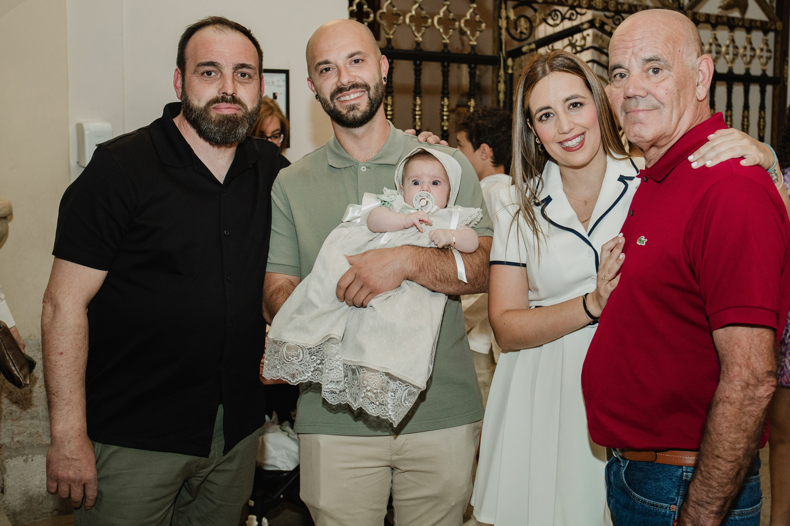Retrato de bebé con traje de bautizo en estudio fotográfico Rainbox, Torrejón de Ardoz
