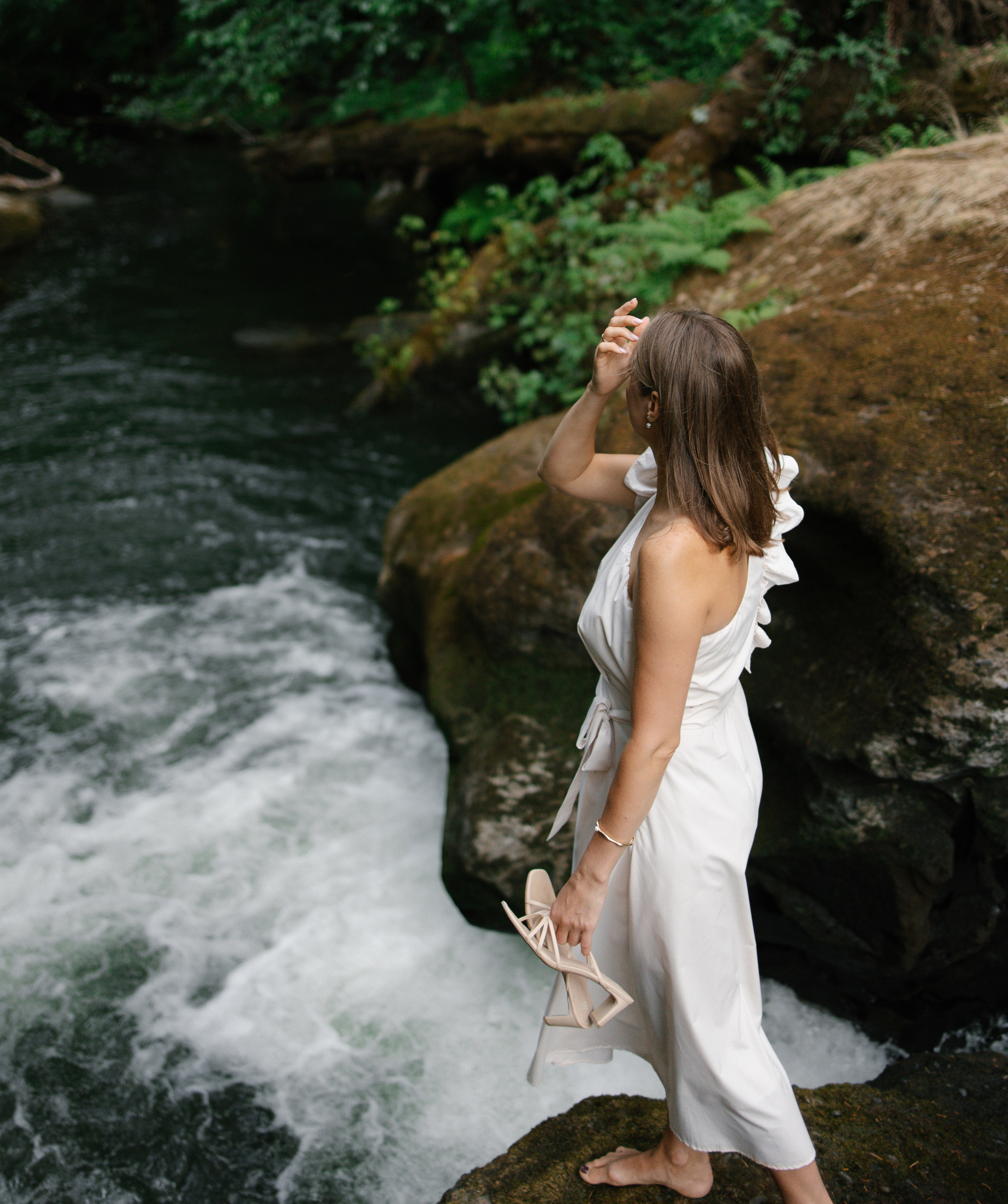 Solitude in the Embrace of Nature. Family photographer Oregon — Washington