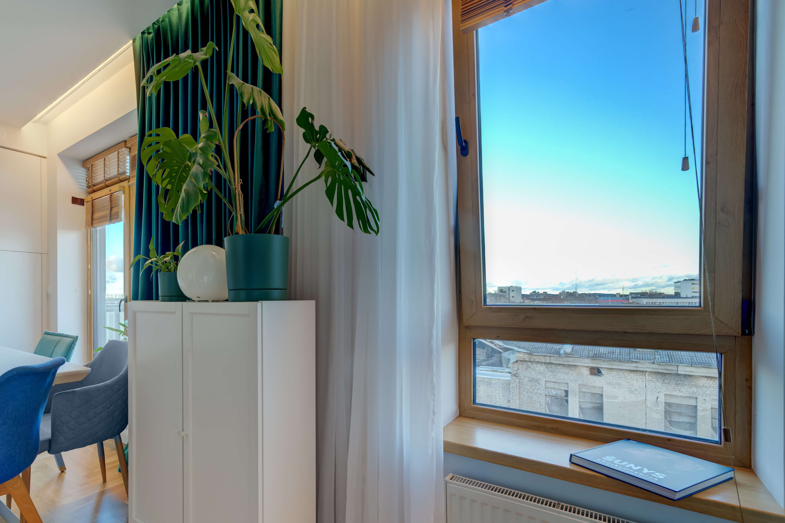 Moderni svetainė su keičiamu apšvietimu, designerio žibintu ir žaluma – atrodo kaip 300k €, o не 65 m²