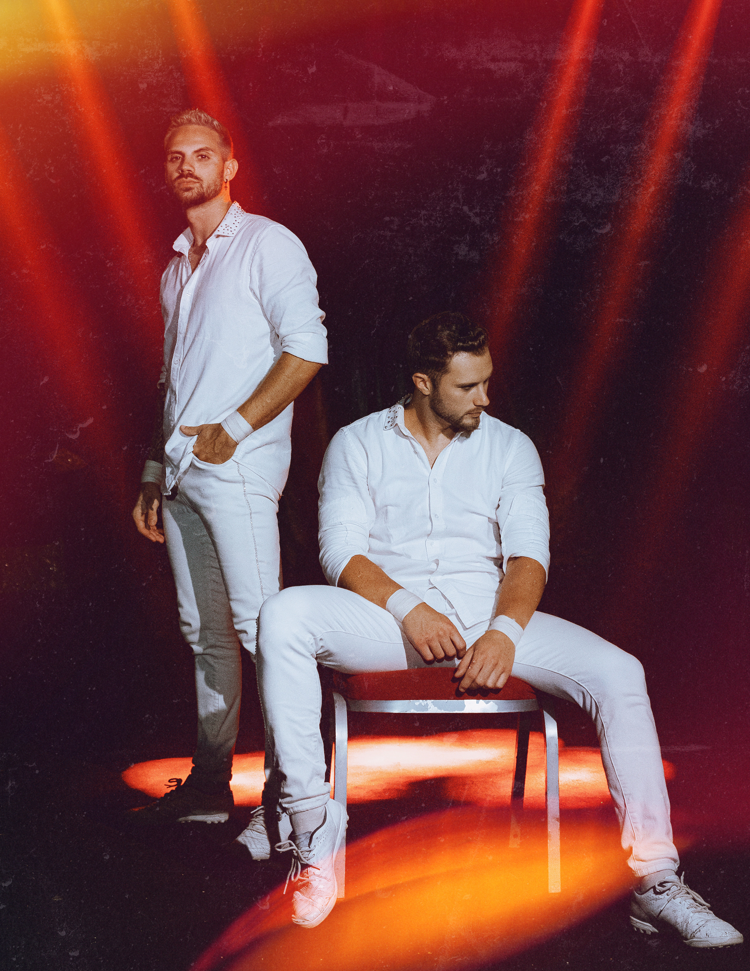 Фотосессия с братьями Castanheira: Креативные портреты с артистами Circo Quiros в Торревьехе