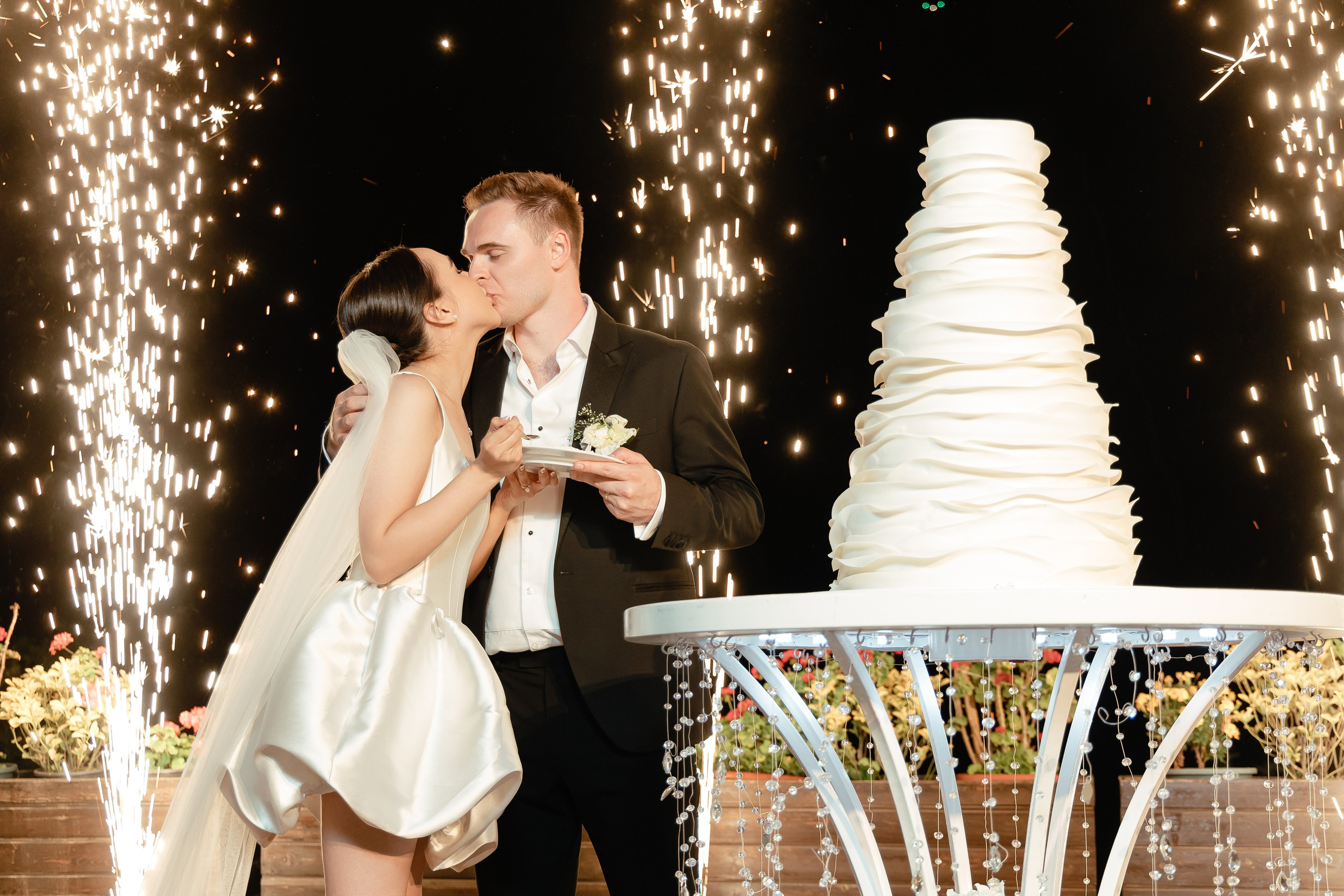 Thomas & Suyumbika. Главная