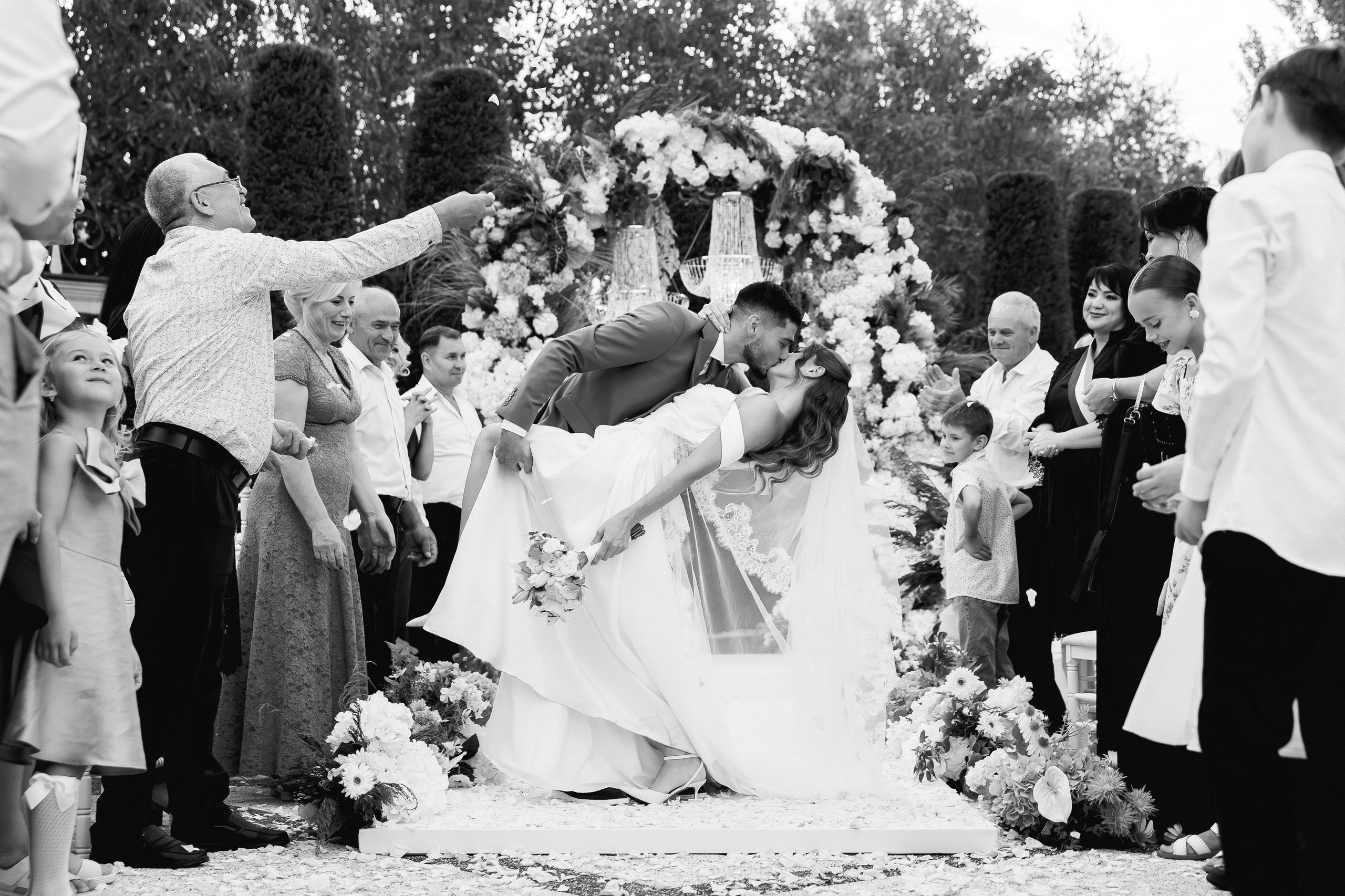 Eugen & Livia — Grand Elysee — Wedding Day. Servicii Foto și Video 067188353