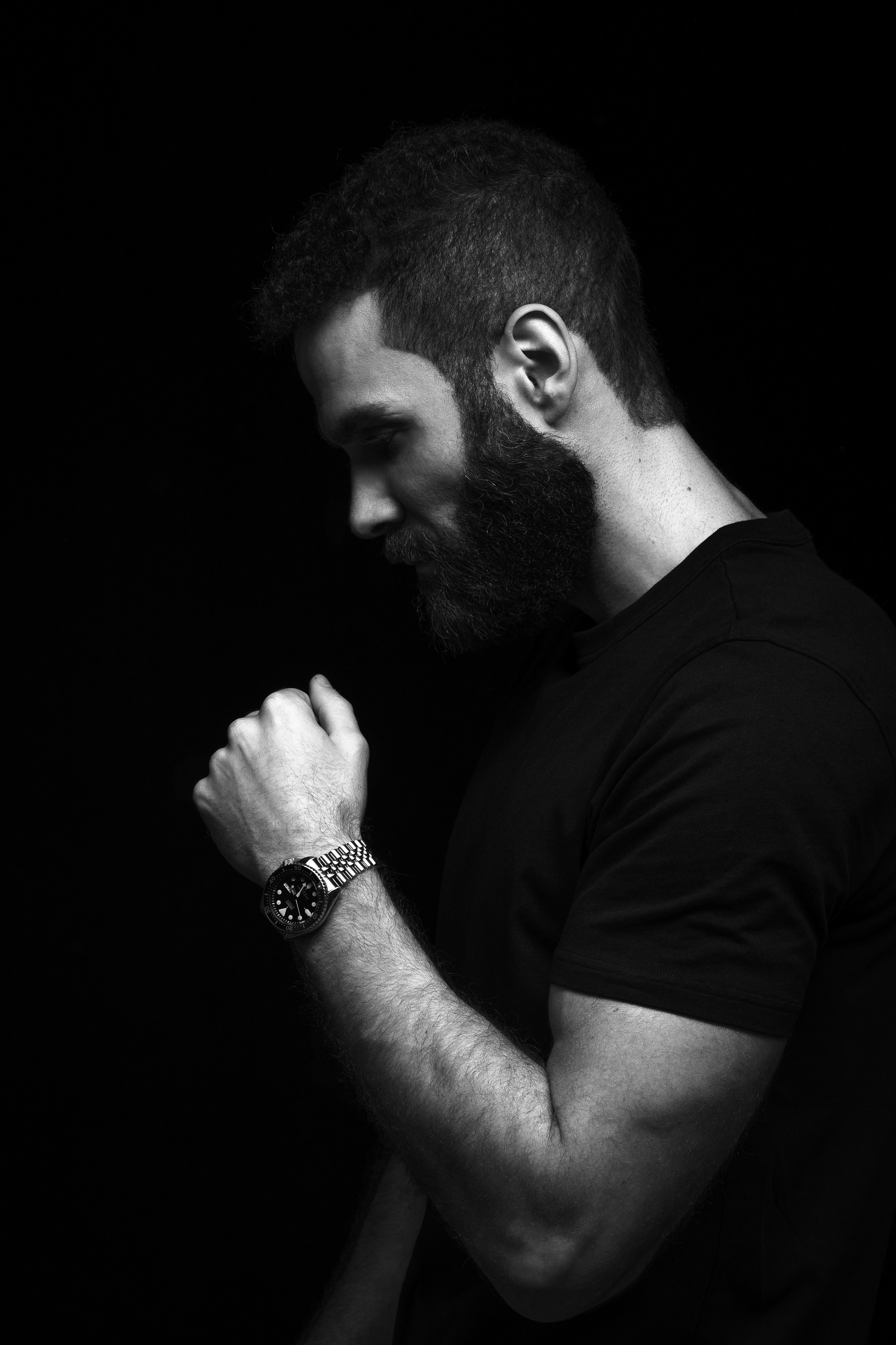 Schwarzweißes burtales Männerporträt mit starkem Licht-Schatten-Kontrast