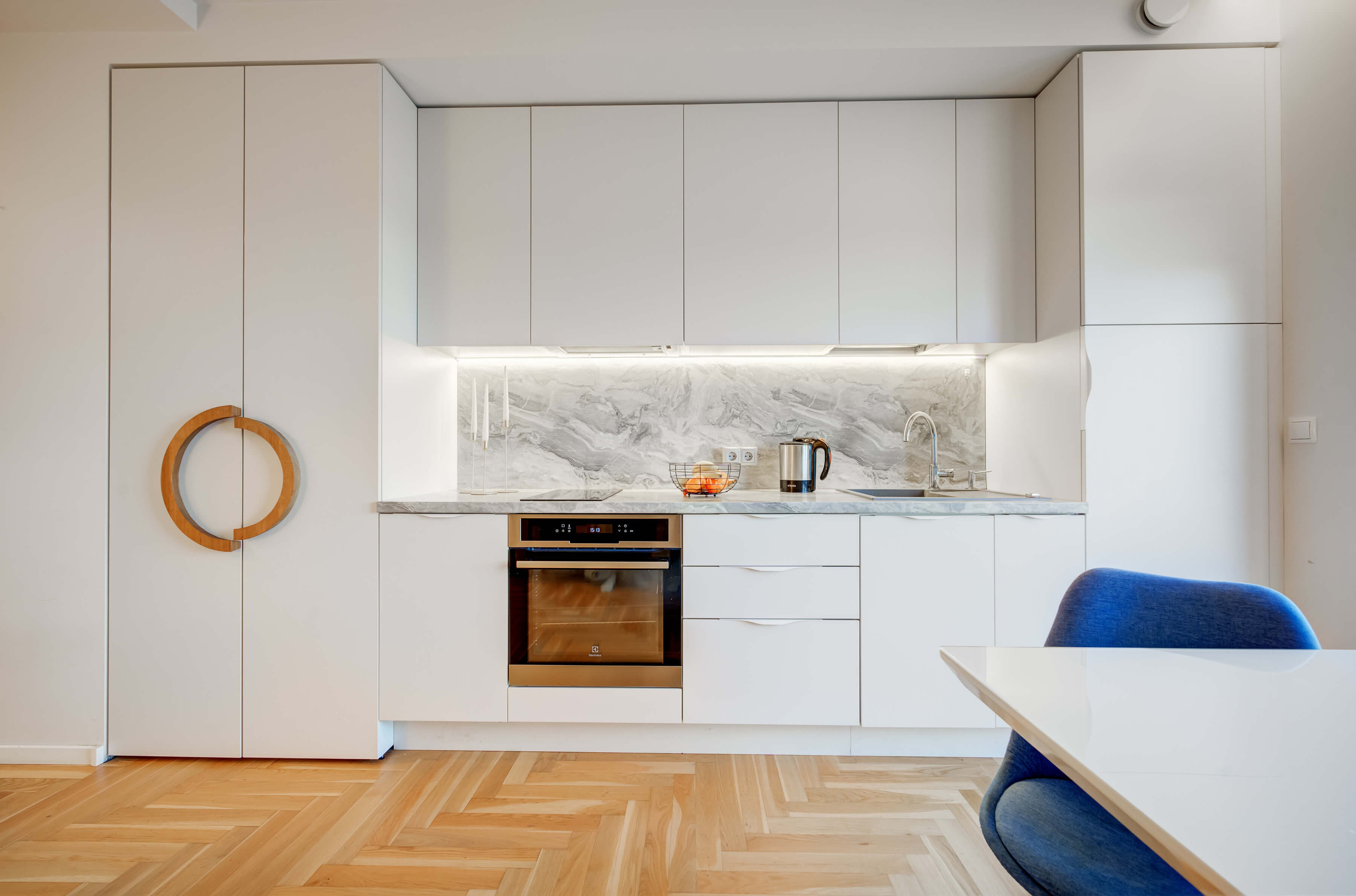 Minimalistinė zona su tikromis medinėmis durimis ir integruota smart technika