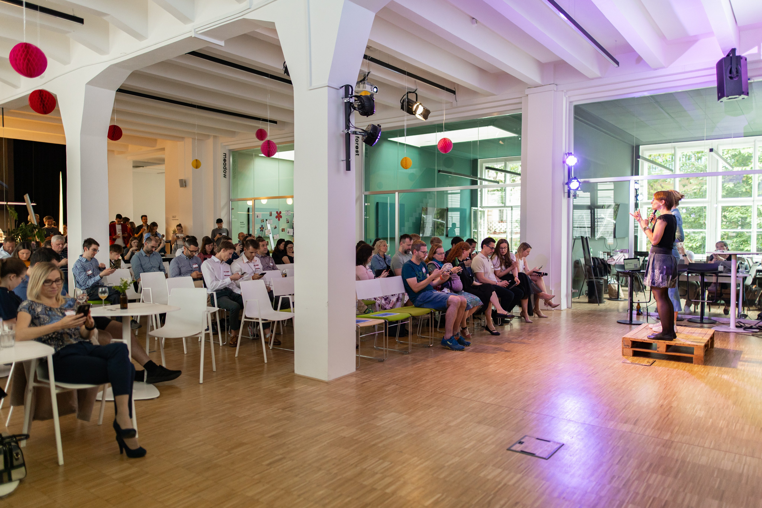 Eventová fotografie. Dana Lišková — Empatická fotografka | Introspektivní umělkyně | Neurodivergentní koučka| Zakladatelka Artepy.cz