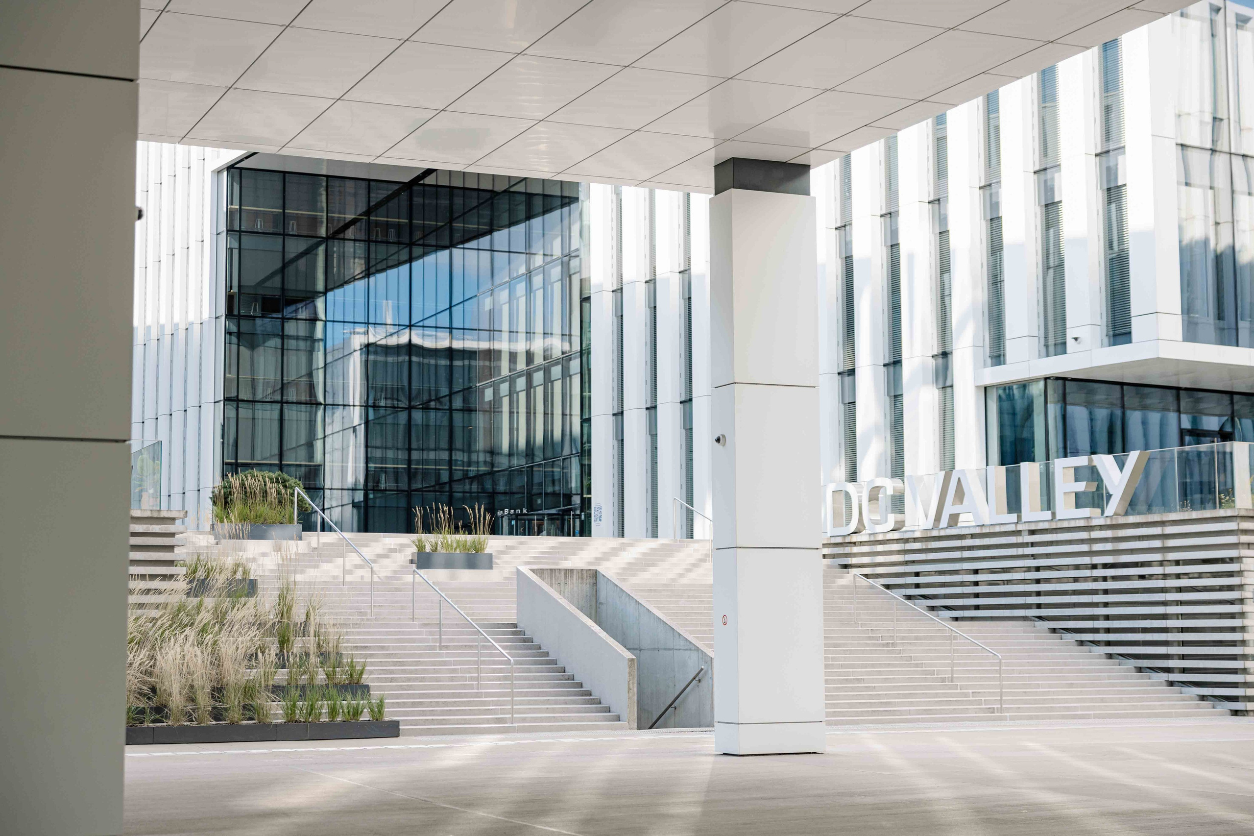 Modernios lokacijos fotosesijai Vilniuje. Framed by Evelina | Vestuvių fotografė