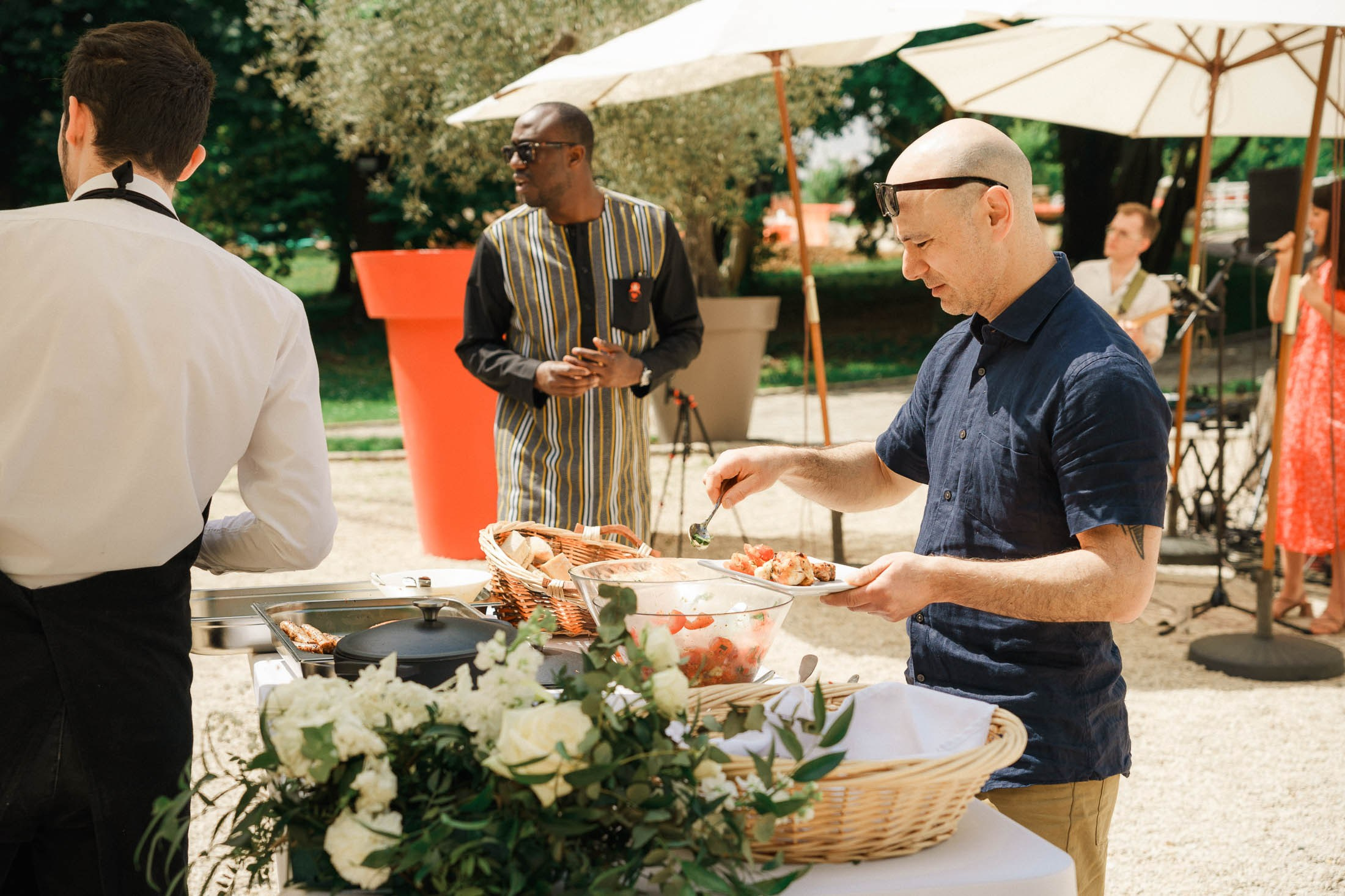 A Relaxed Day-After BBQ Party in France | Destination Wedding Photographer. StudioHappyMoment | Hääkuvaaja Helsinki, tunteikas ja dokumentaarinen kuvaus