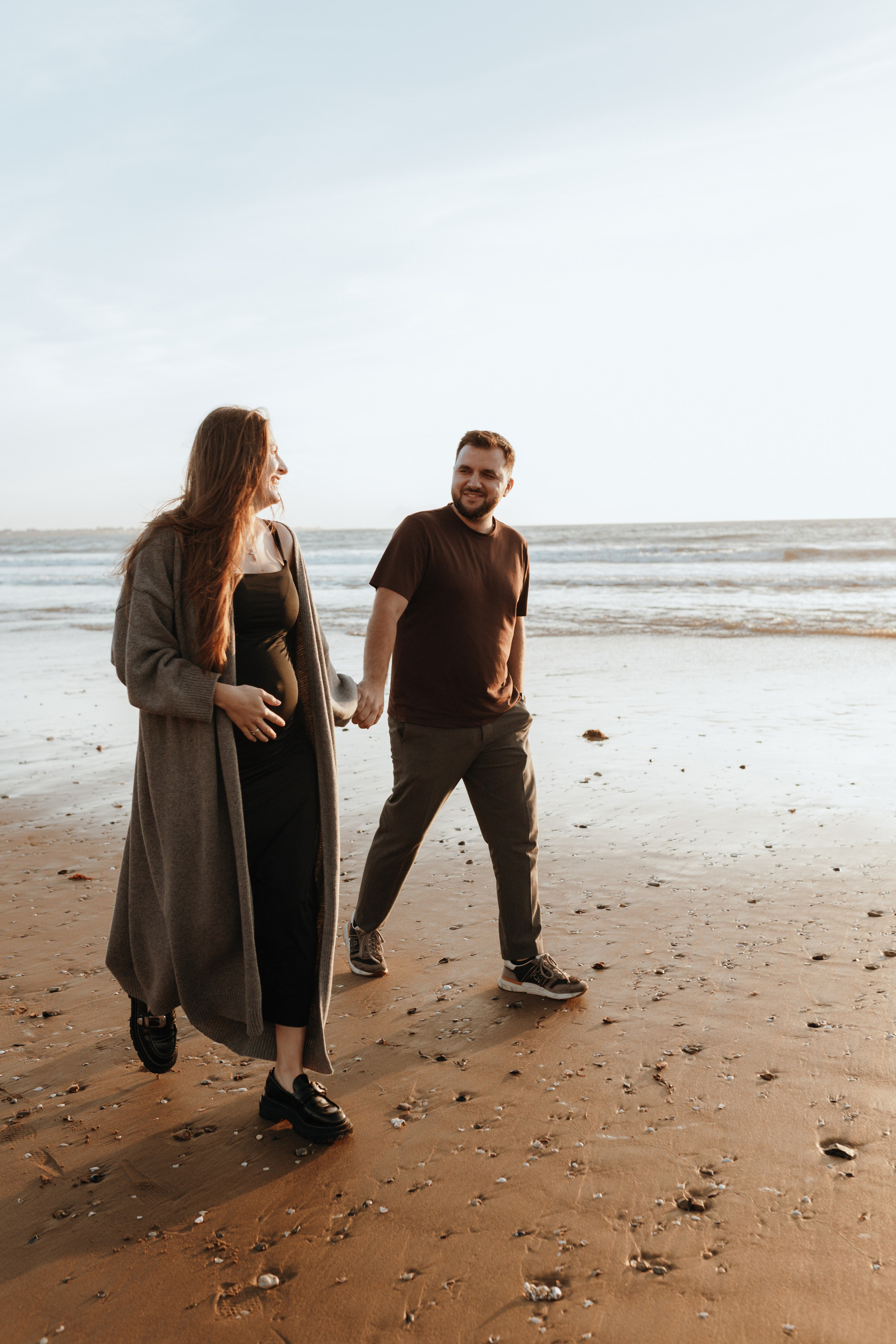 Sunset maternity photoshoot. Annah Louwagie — Lifestyle photographer for couples, families & brands | France & worldwide