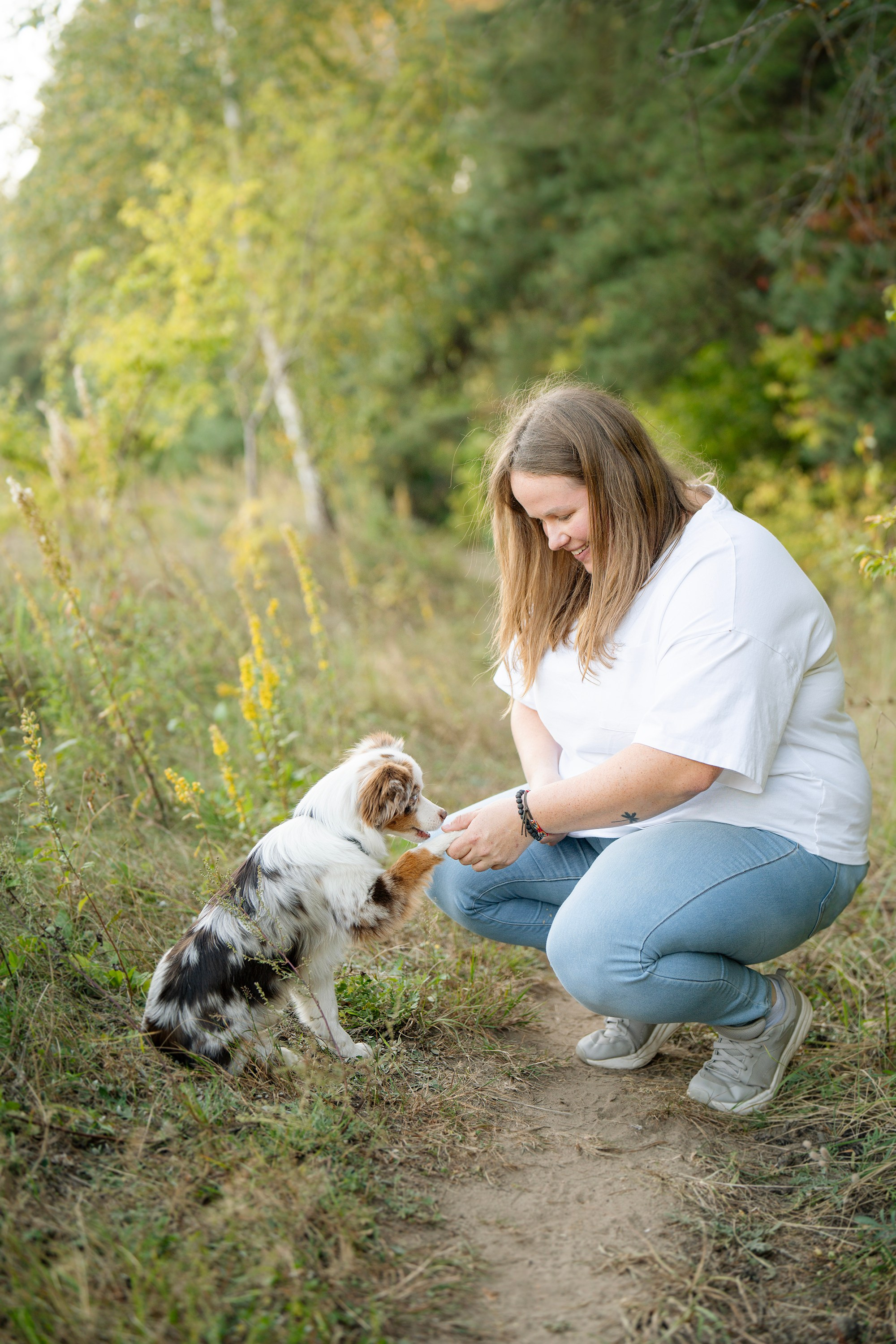 Elenos ir jos šuns Yummi fotosesija gamtoje Vilniuje. Vita Klimaševska ○ Fluffy Soulmate Photography