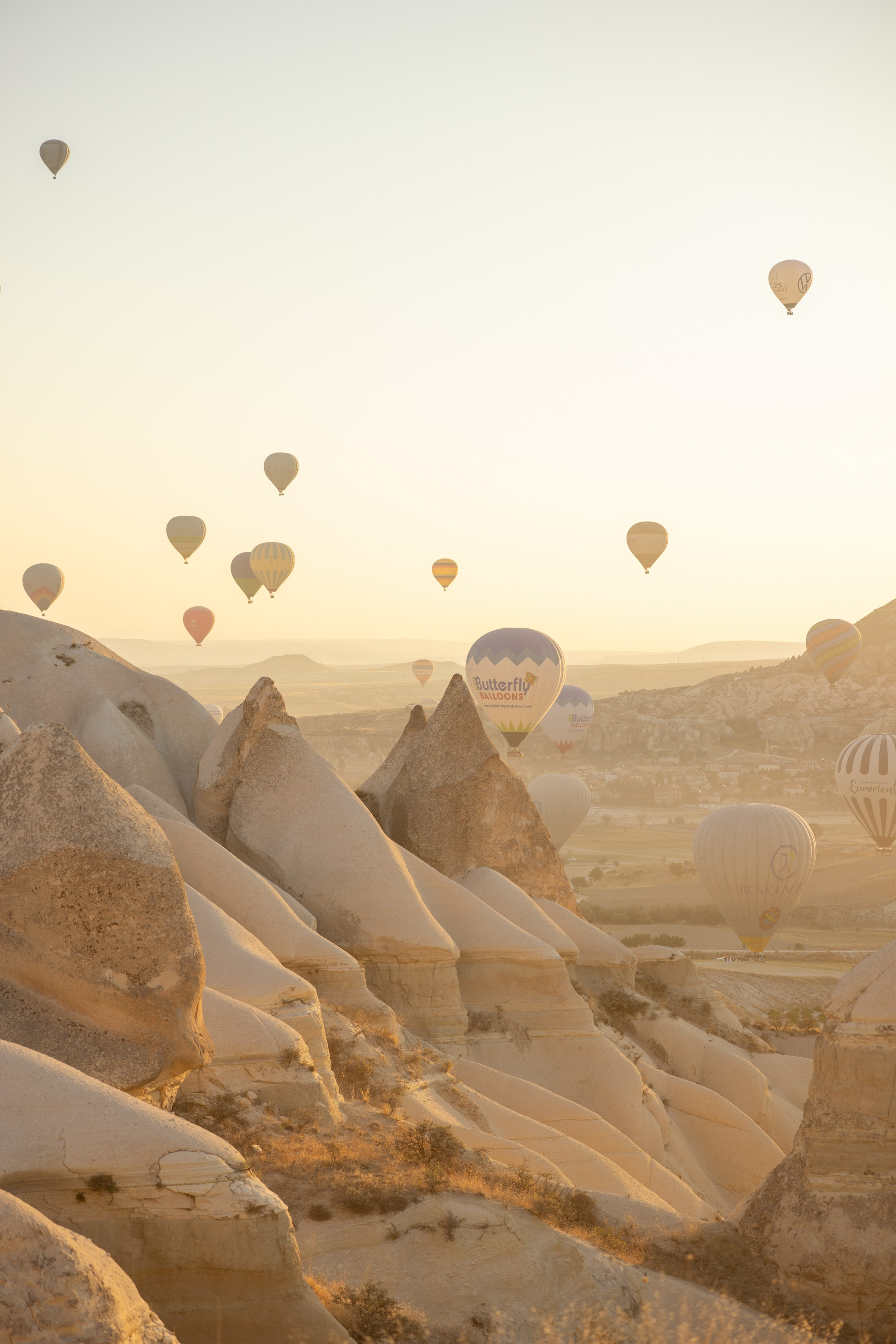 Romantic Love Story Photoshoot with Hot Air Balloons in Cappadocia. Julia Ganch I Fashion Wedding Photography I Cappadocia Turkey