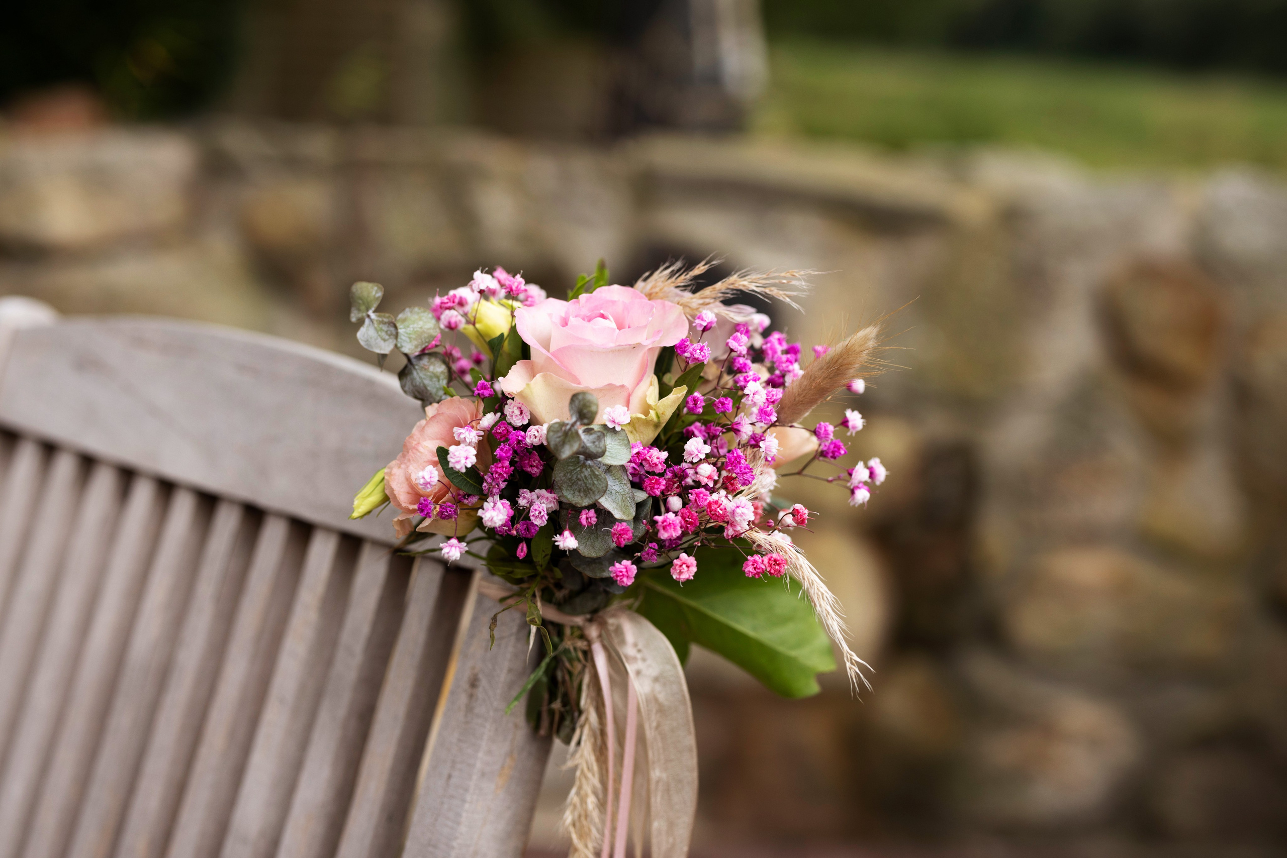Freie Trauung im Grünen: Die rustikale Schönheit des Artland Kotten sorgt für eine einzigartige Atmosphäre für das Brautpaar.“