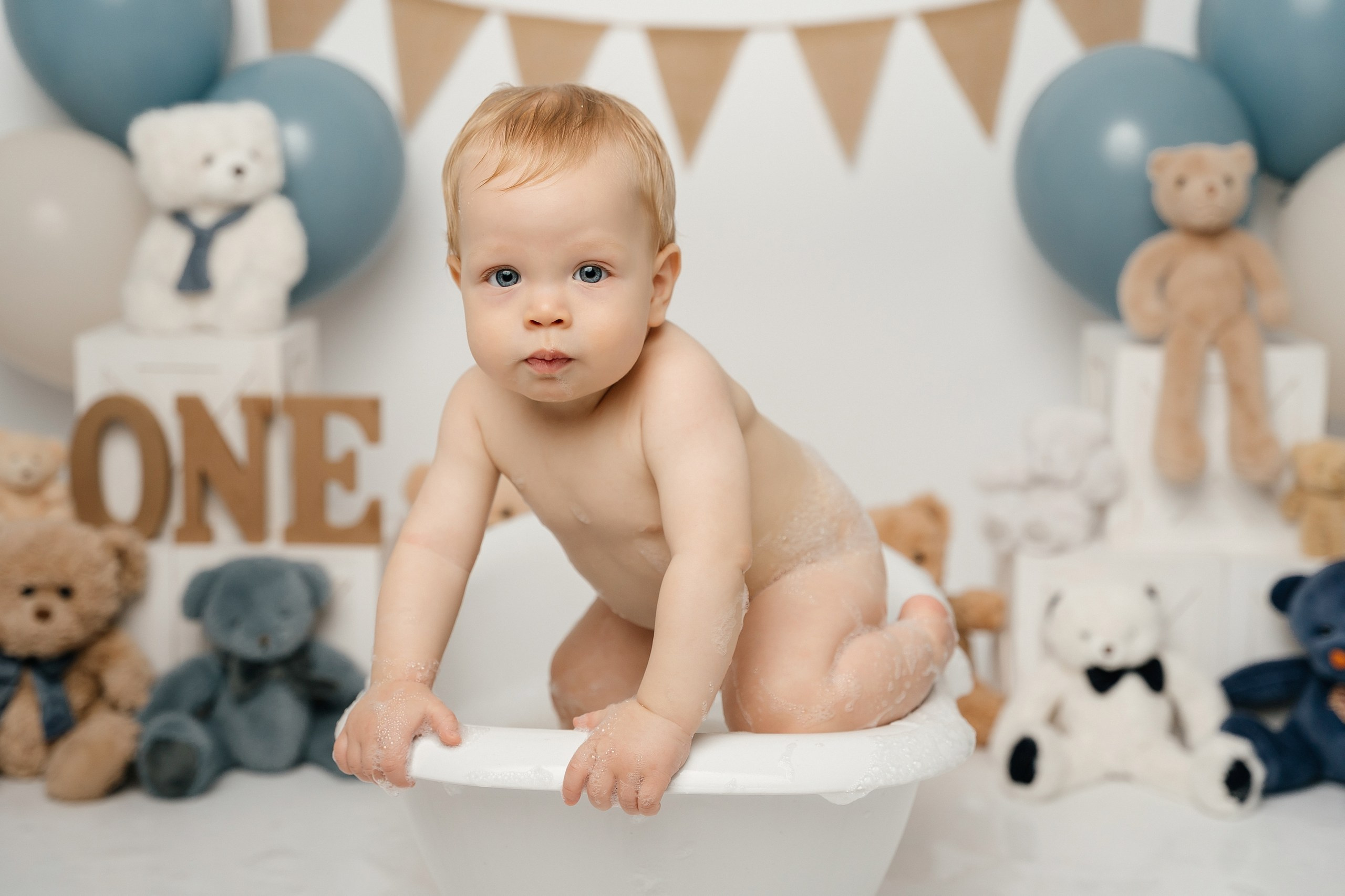 First birthday cake smash session. Newborn and family photographer. Hills District. Sydney