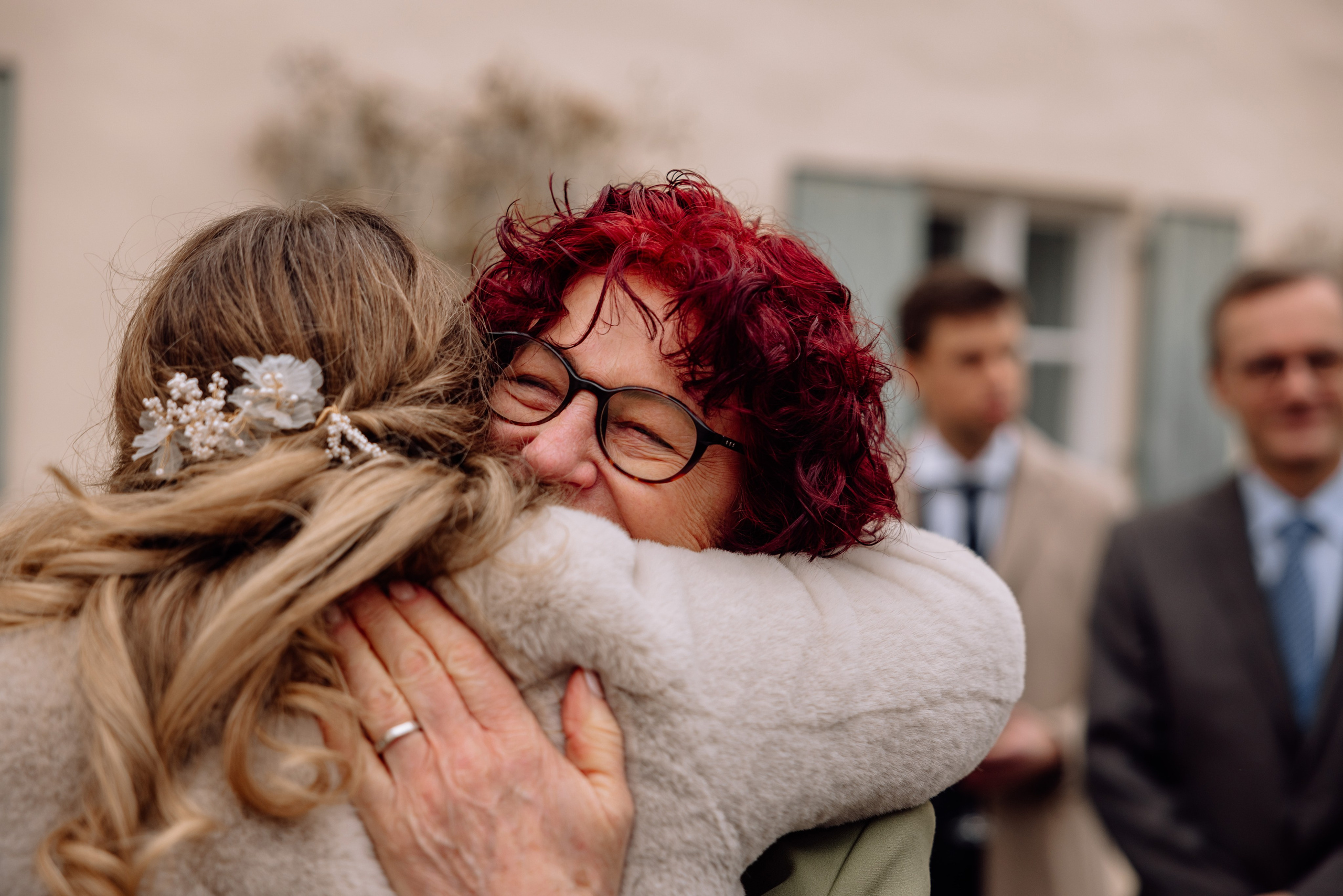 Gäste gratulieren dem Brautpaar