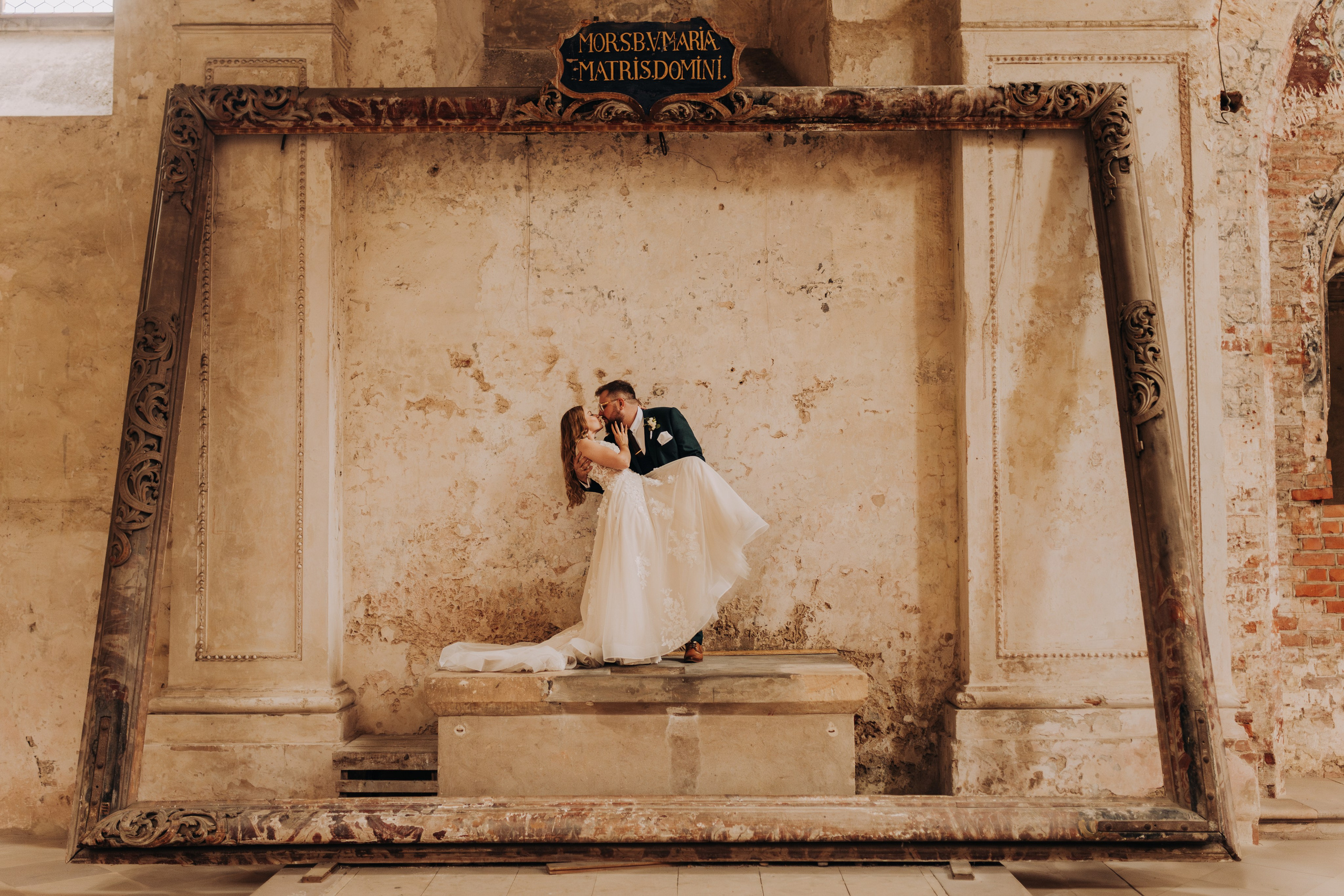 Klasztor Cystersów w Lubiążu: Plener ślubny Oli i Rafała. Fotograf ślubny Śląsk – reportaż ślubny | KarkowskaFoto