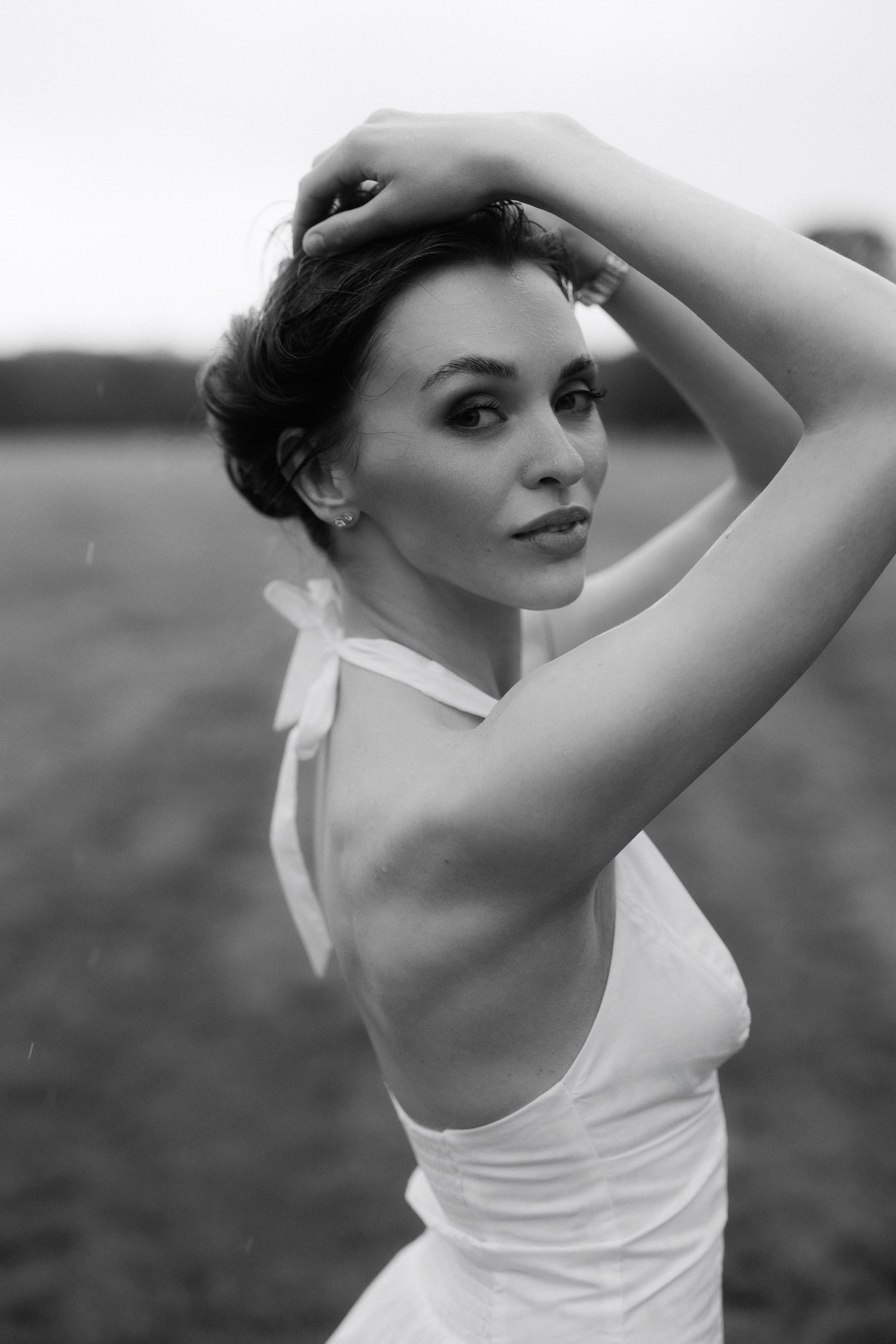 Between Rain and Light — Black & White Portrait Session in Leipzig. Кристина Кожельцова — чёрно-белая портретная фотография в Лейпциге. Германия