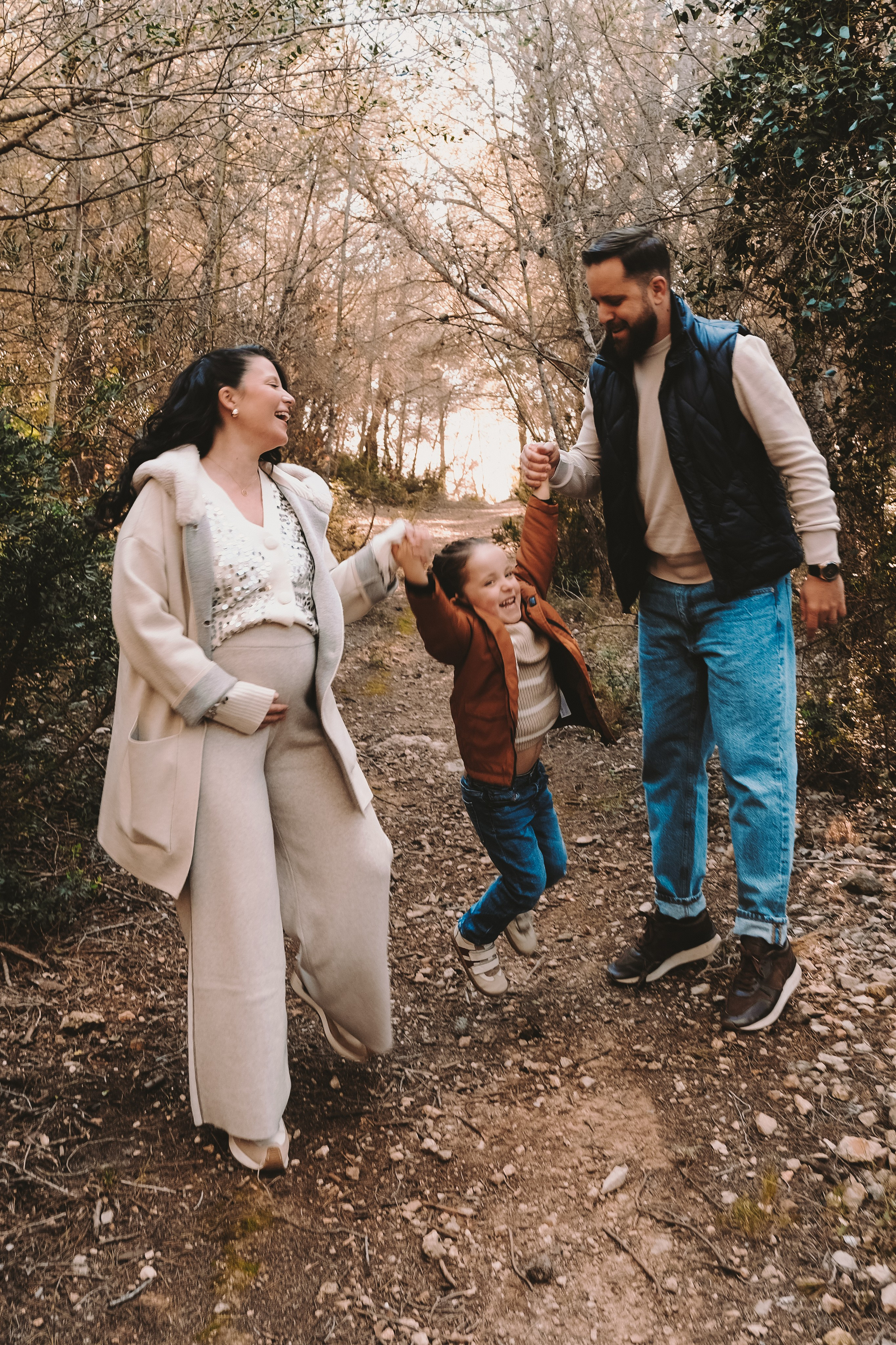 Sesión familiar embarazo. Fotografía profesional en Calafell - Elena Medvedeva