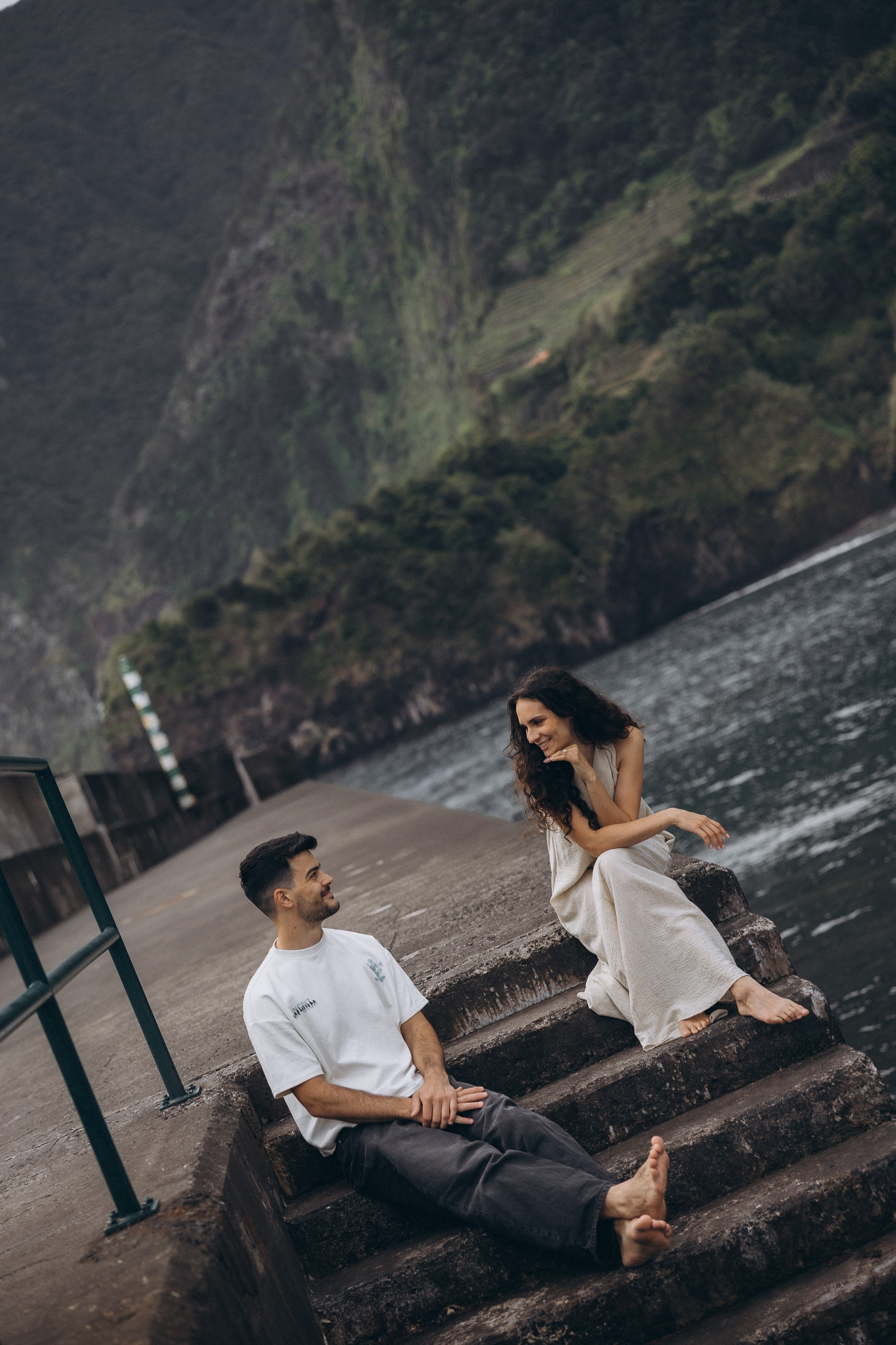 Engagement Photoshoot at Seixal Beach, Madeira. Fotógrafa na Madeira para casais, pedidos de casamento, elopements e casamentos íntimos | Tatiana