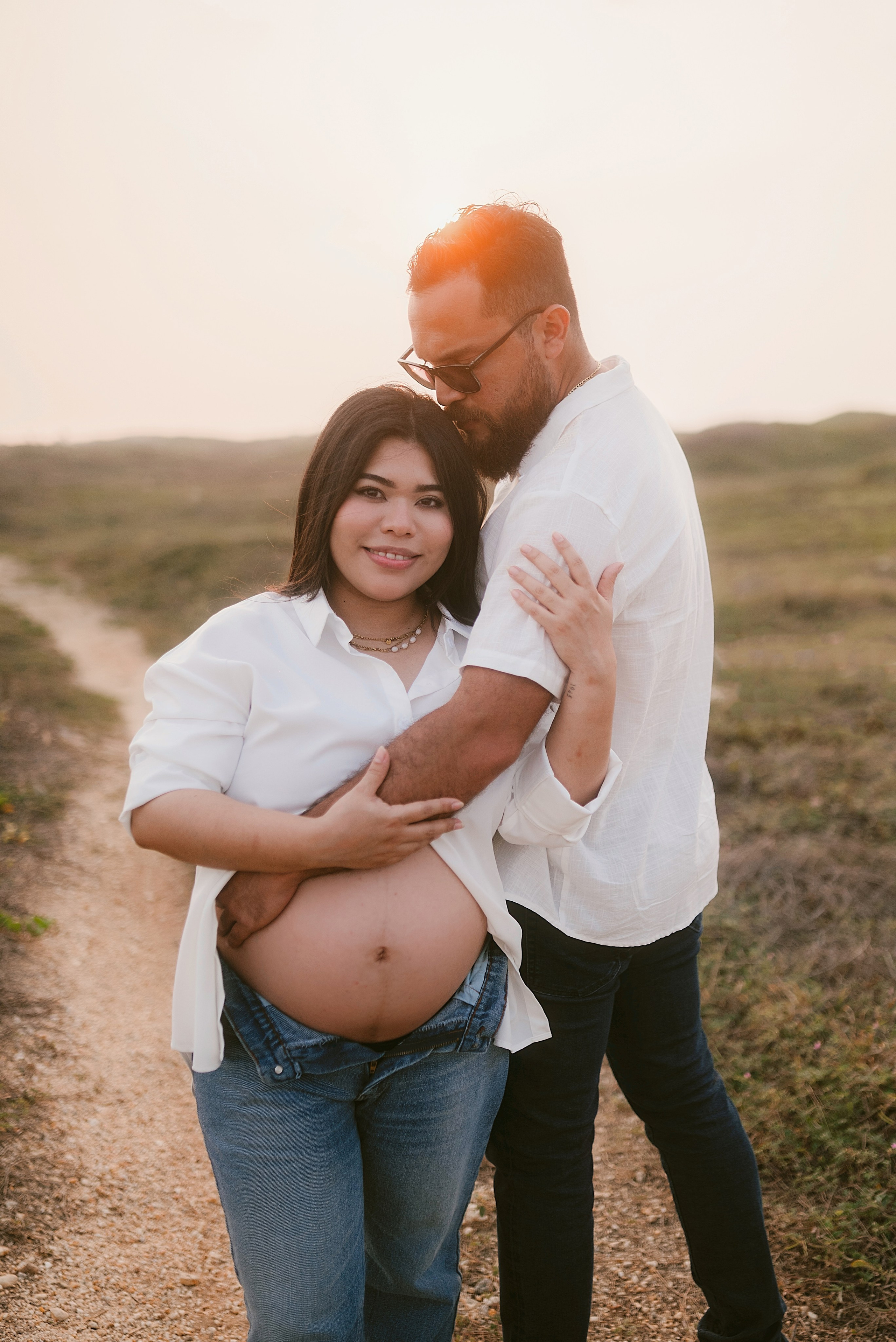  Sesión embarazo Carlos RaGo Fotografía Pareja en campo durante sesión de maternidad al atardecer