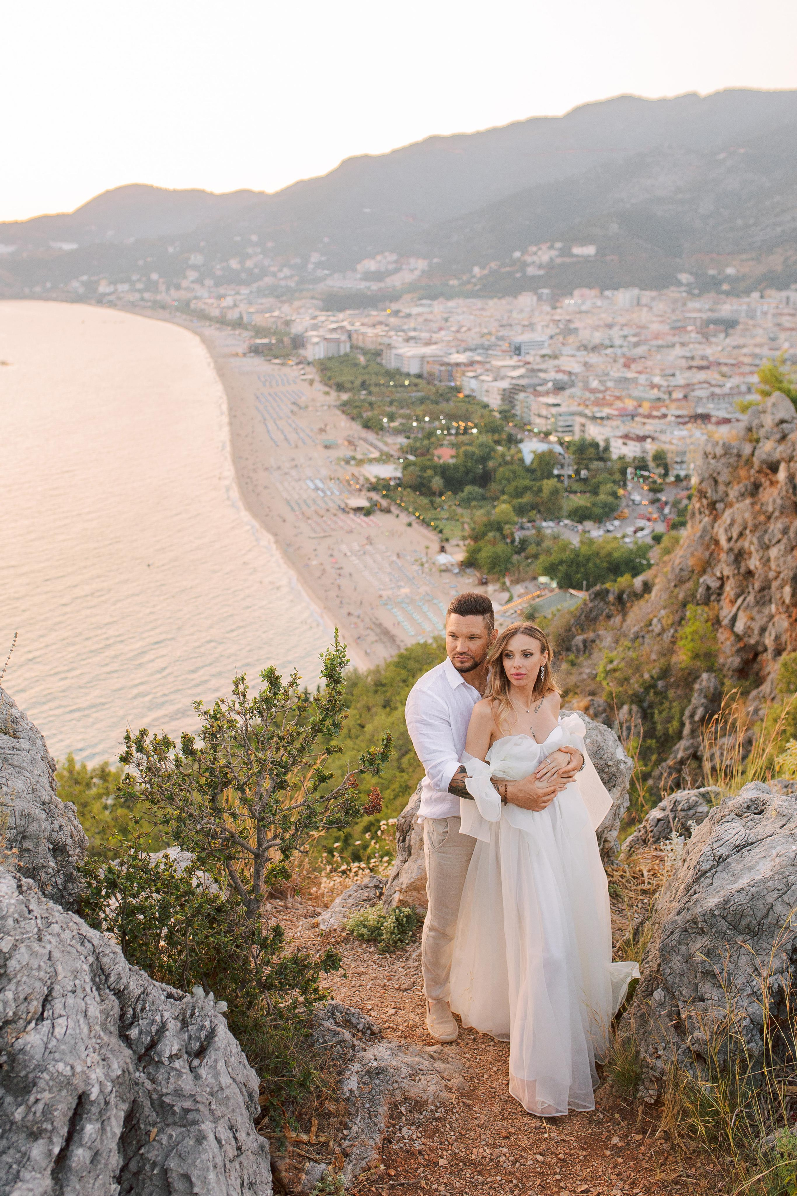 Свадебная фотосессия на краю обрыва.Фотосъемки в Алании, Алания, Аланья, Тюрклер, Окурджалар, Конаклы, Авсаллар, Махмутлар, Каргыджак. Фотограф в Алании в Турции, Аланья, Сиде, Белек, Анталия, Кемер, Конаклы, Окурджалар. Фотосъемки в Алании. Фотосессия в Алания.Алсу Девели