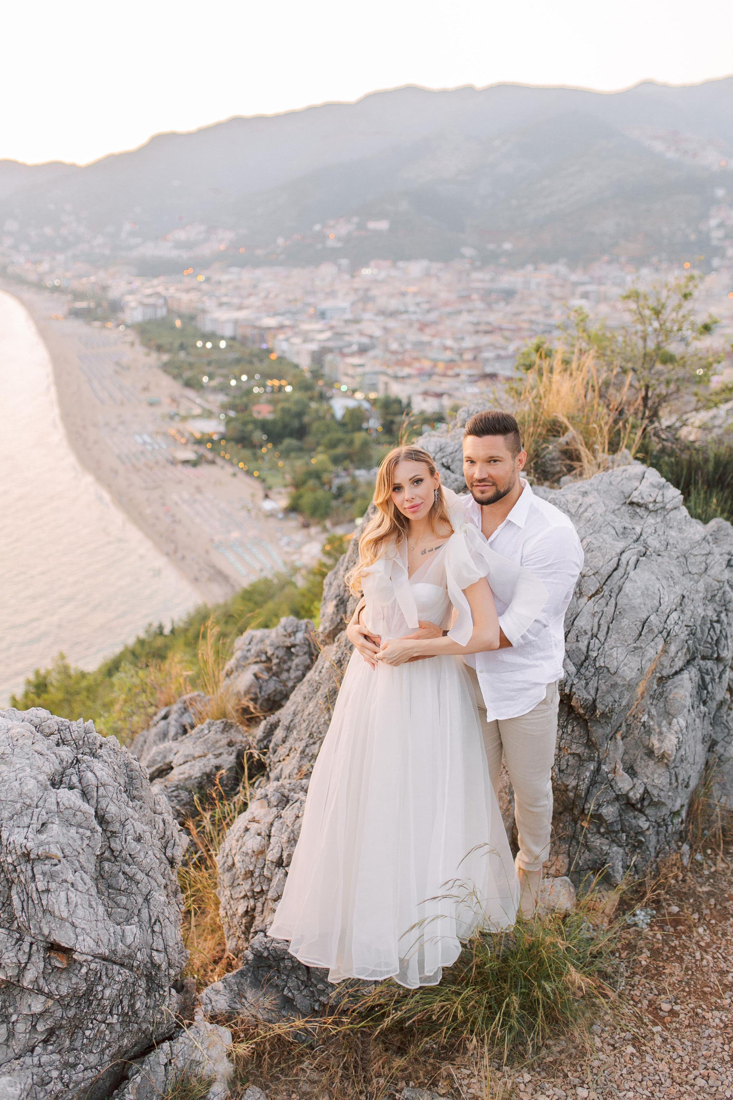 Свадебная фотосессия на краю обрыва.Фотосъемки в Алании, Алания, Аланья, Тюрклер, Окурджалар, Конаклы, Авсаллар, Махмутлар, Каргыджак. Фотограф в Алании в Турции, Аланья, Сиде, Белек, Анталия, Кемер, Конаклы, Окурджалар. Фотосъемки в Алании. Фотосессия в Алания.Алсу Девели
