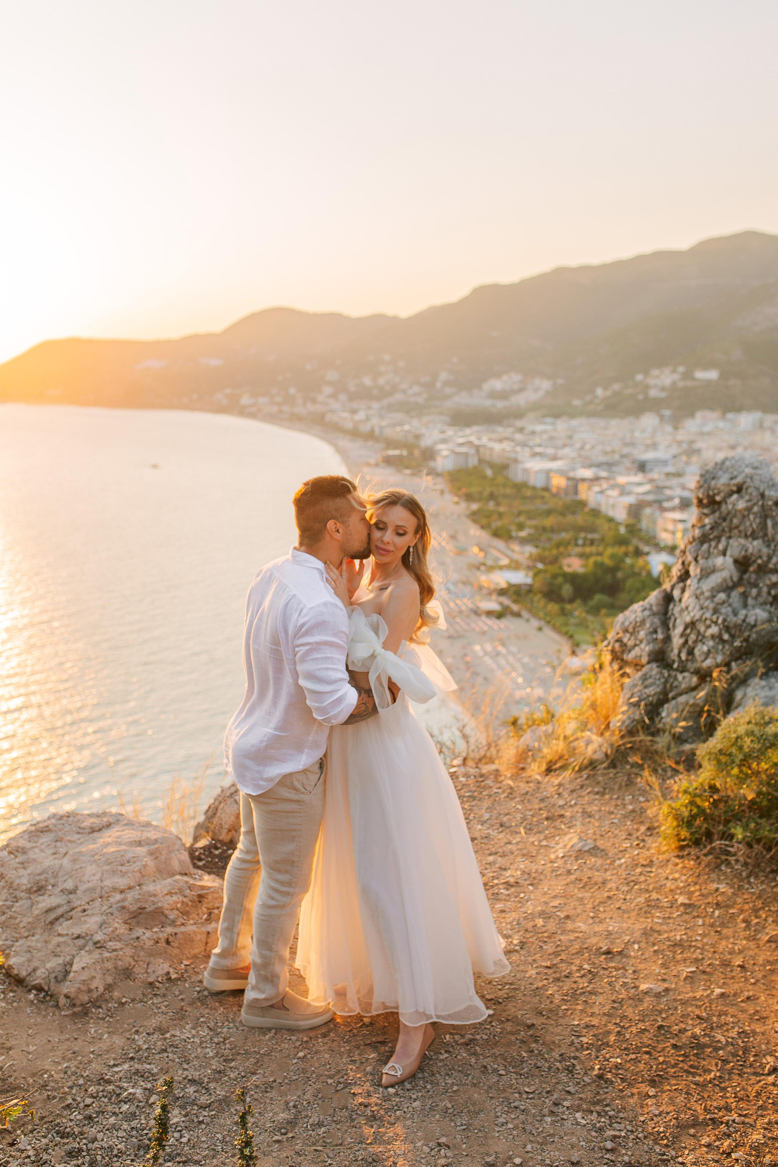 Свадебная фотосессия на краю обрыва.Фотосъемки в Алании, Алания, Аланья, Тюрклер, Окурджалар, Конаклы, Авсаллар, Махмутлар, Каргыджак. Фотограф в Алании в Турции, Аланья, Сиде, Белек, Анталия, Кемер, Конаклы, Окурджалар. Фотосъемки в Алании. Фотосессия в Алания.Алсу Девели