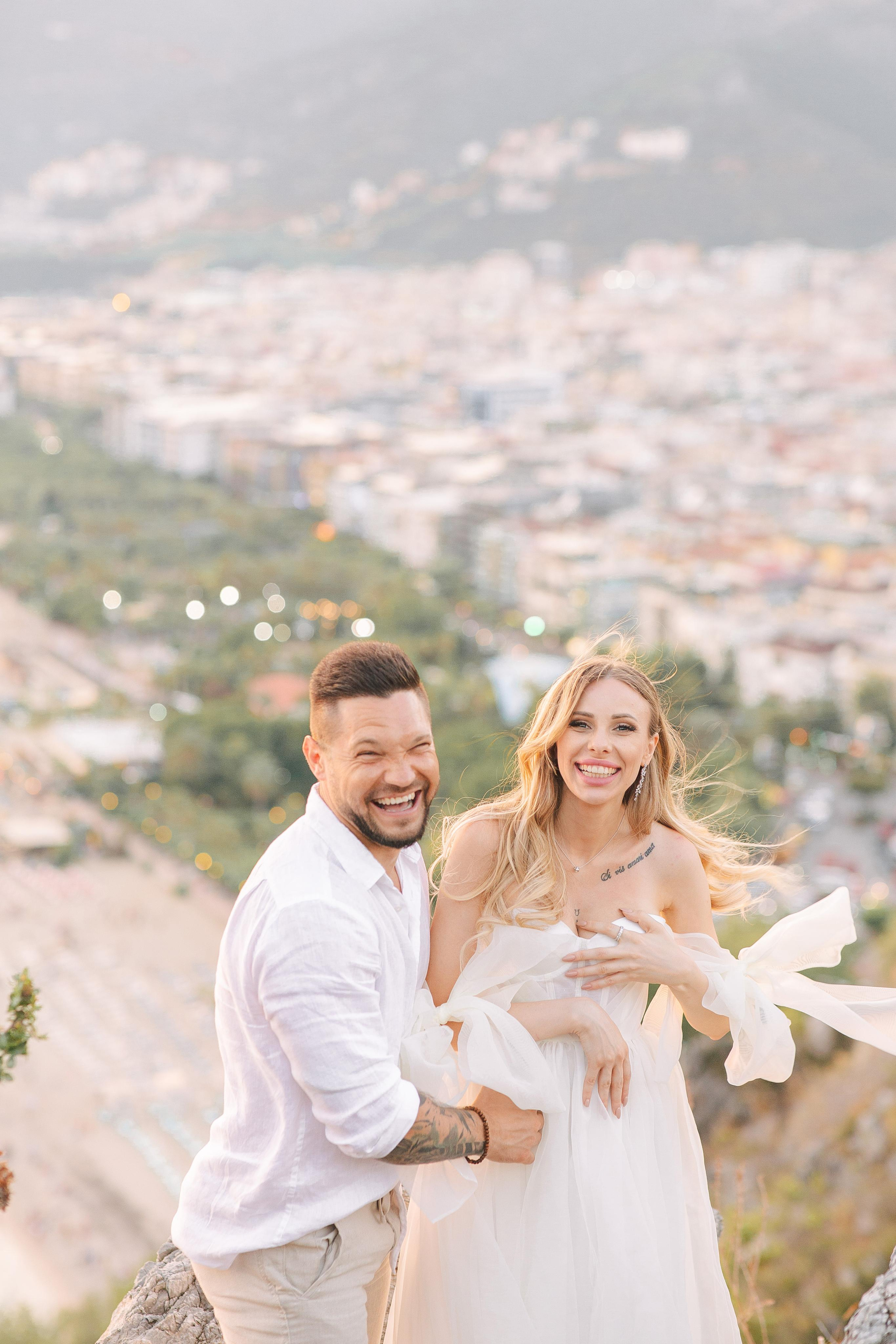 Свадебная фотосессия на краю обрыва.Фотосъемки в Алании, Алания, Аланья, Тюрклер, Окурджалар, Конаклы, Авсаллар, Махмутлар, Каргыджак. Фотограф в Алании в Турции, Аланья, Сиде, Белек, Анталия, Кемер, Конаклы, Окурджалар. Фотосъемки в Алании. Фотосессия в Алания.Алсу Девели